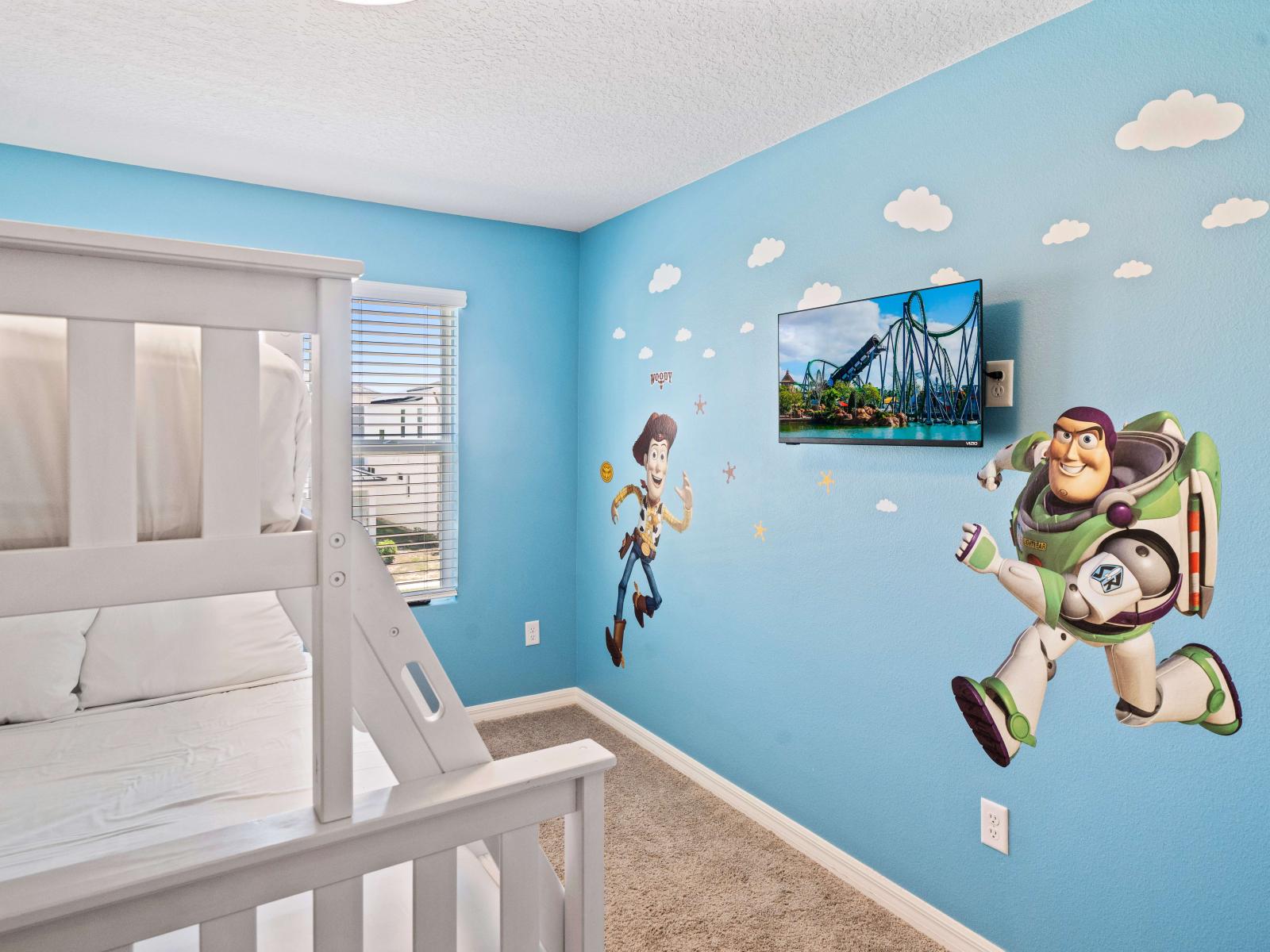 Toy Story-themed bedroom of the Townhouse in Kissimmee. - Smart TV and Netflix - Stylish beds with 1 Double bed and 1 Single bed - Calming atmosphere