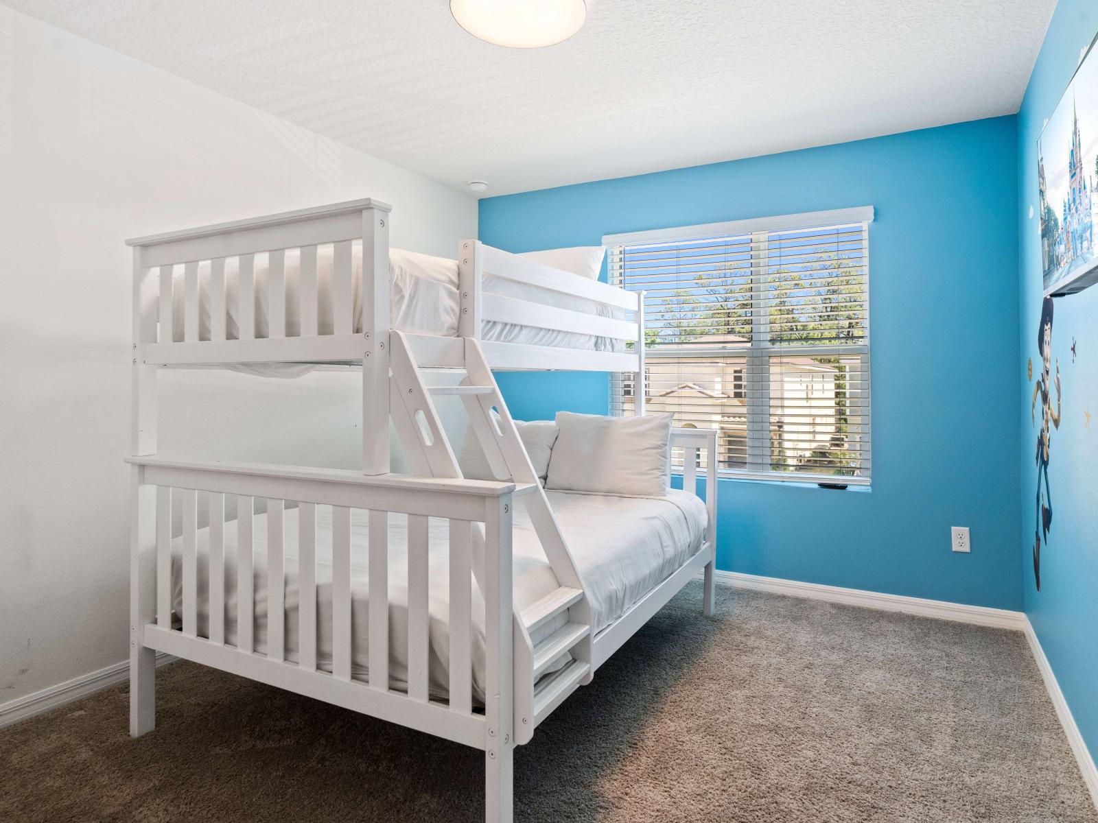 Graceful Bedroom of the Townhouse in Kissimmee Florida - Plush double bed and a single bed - A retreat for Toy Story fans - Smart TV and Netflix - Bright and airy bedroom with large windows for natural illumination