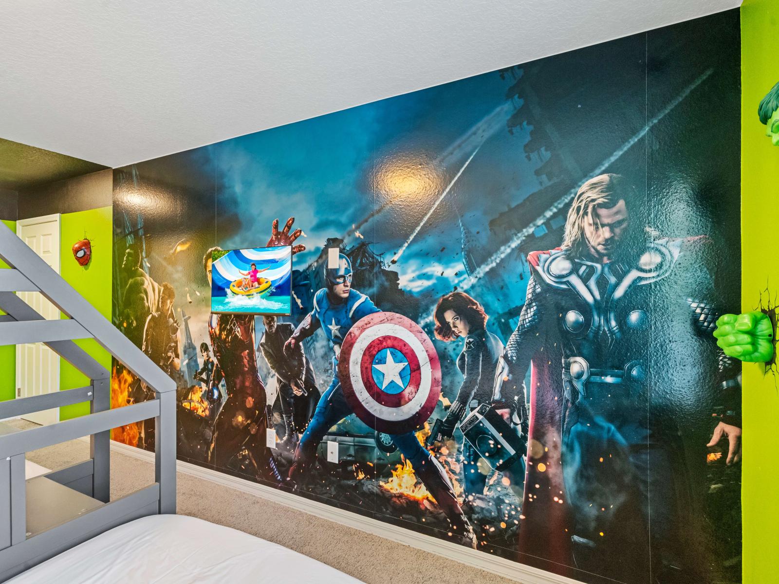 Marvel-themed bedroom of the Townhouse in Kissimmee. - Plenty of Storage with a large closet. - Smart TV and Netflix.