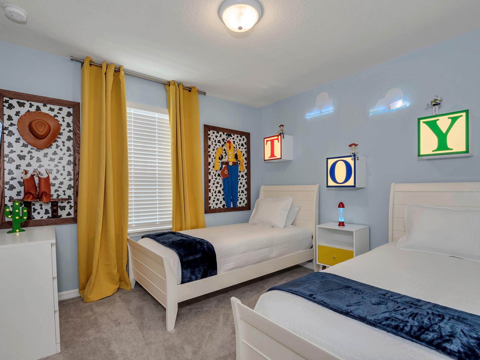 Toy Story bedroom of the townhouse in Davenport Florida - Offering two comfy single beds - Bedroom with a cozy ambiance, blending comfort and aesthetics - Bestfriends area like buzz Lightyear and woody