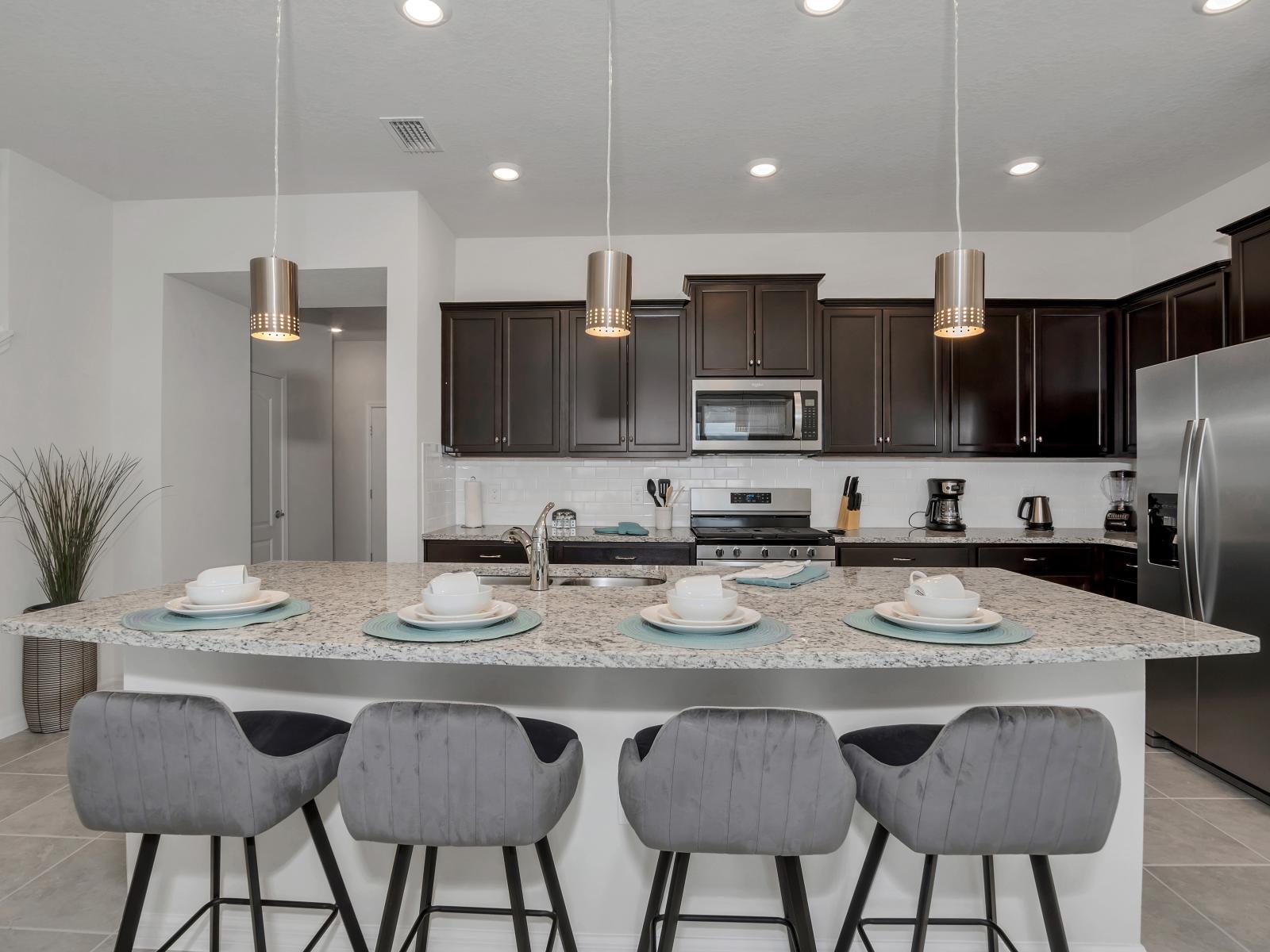 Sleek kitchen of the townhouse in Davenport Florida - Kitchen with stainless steel appliances - Integrated appliances for a seamless and stylish appearance - Kitchen perfect for making home cooked meals with loved ones