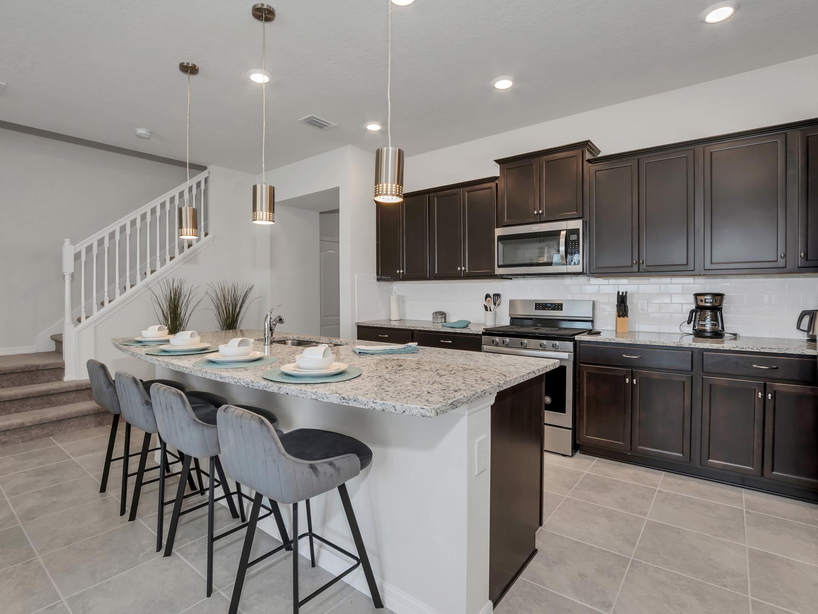 Amazing kitchen of the townhouse in Davenport Florida - Breakfast bar and high chairs - Availability of all kitchen accessories - Elegant lighting - Sufficient space to walk and work according to your ease