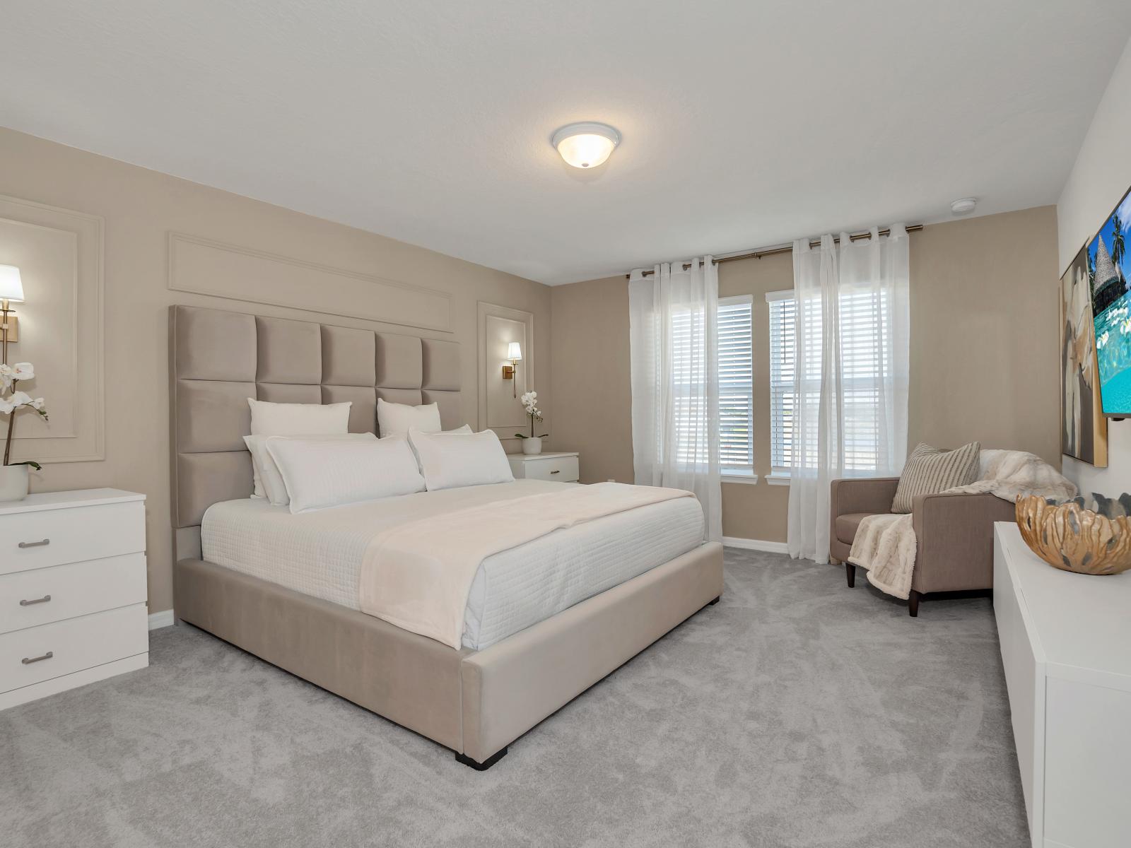 Exquisite bedroom of the townhouse in Davenport Florida - Comfy double bed for relaxing nights - Spacious bedroom offering comfort and style - Smart TV for endless entertainment - En-suite bathroom for privacy