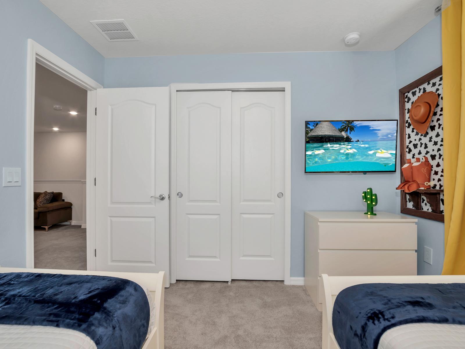 Exclusive Woody themed bedroom of the townhouse in Davenport Florida - Featuring two plush single beds  and smart TV - Elegantly decored room and charming ambiance