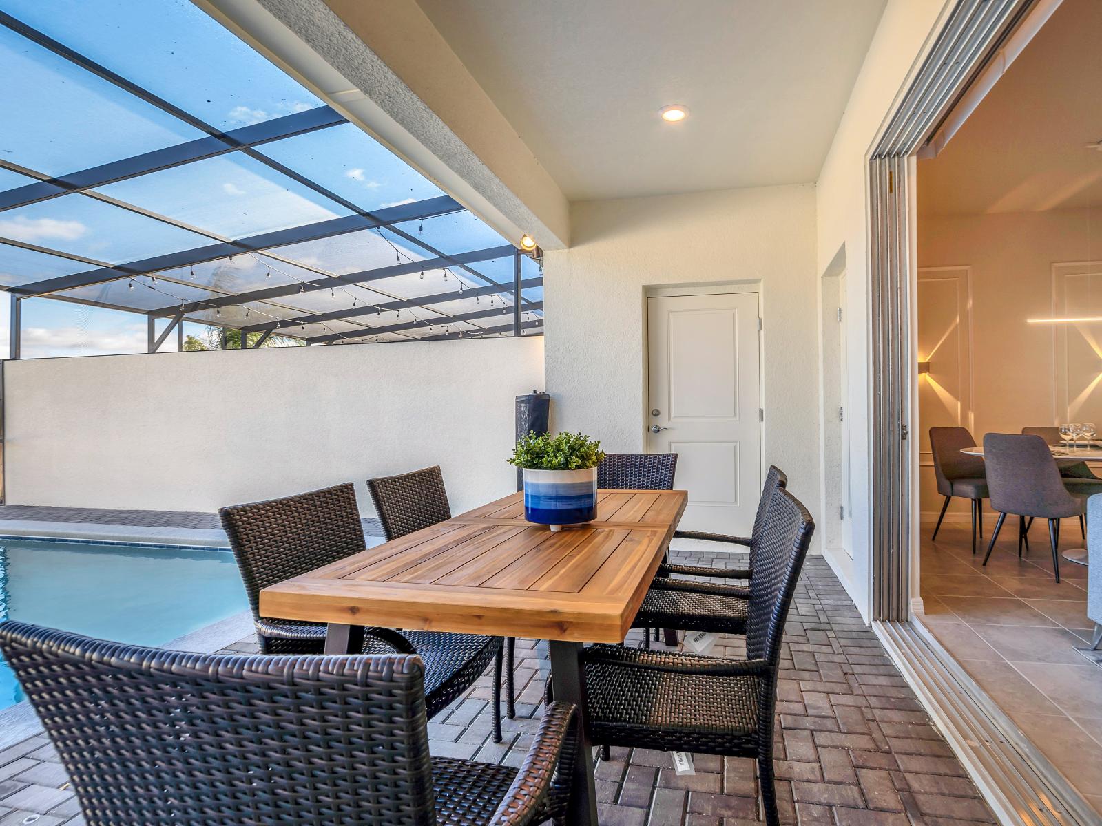 Splendid outdoor dining area of the townhouse in Davenport Florida - Gather 'round for al fresco feasts! - Share delicious meals  - Create cherished memories