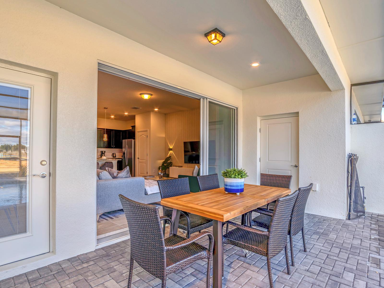 Amazing outdoor dining area of the townhouse in Davenport Florida - Outdoor dining experience offers a feast for the senses - Every meal accompanied by stunning pool views