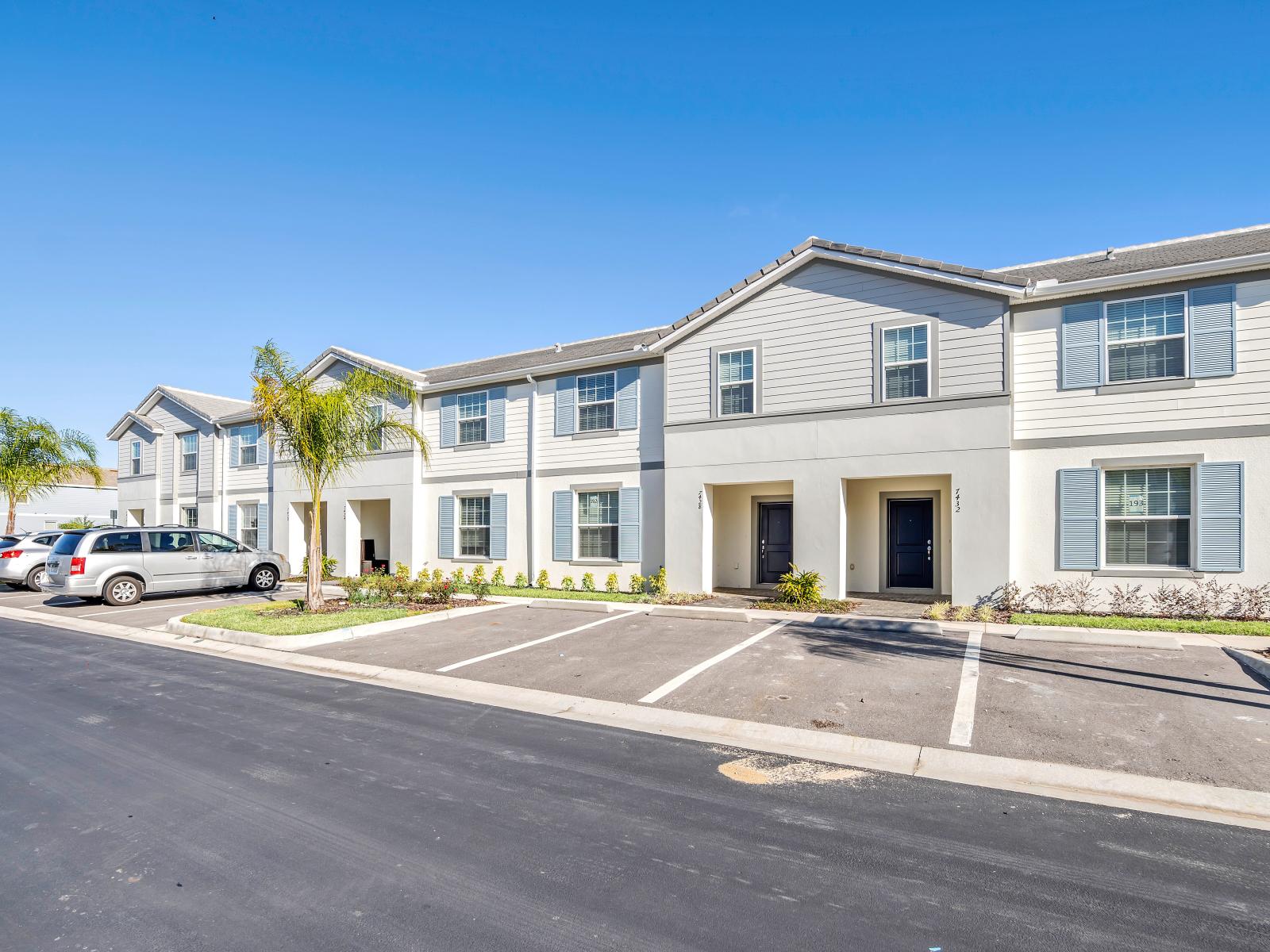 Captivating exterior of the townhouse in Davenport Florida - Enter a world of charm and comfort through beautifully adorned entrance and parking - An unforgettable stay - Tasteful introduction to the comfort that awaits inside