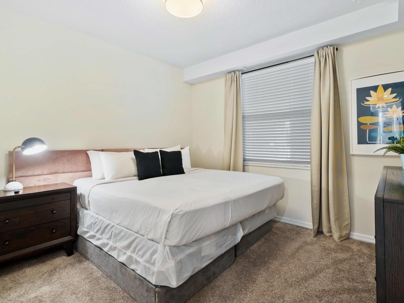 Distinguished Bedroom of the Condo in Kissimmee Florida - Smart TV and Netflix - Well-appointed bedroom with neutral tones for a calming atmosphere - Cozy retreat with a plush bed, perfect for relaxation