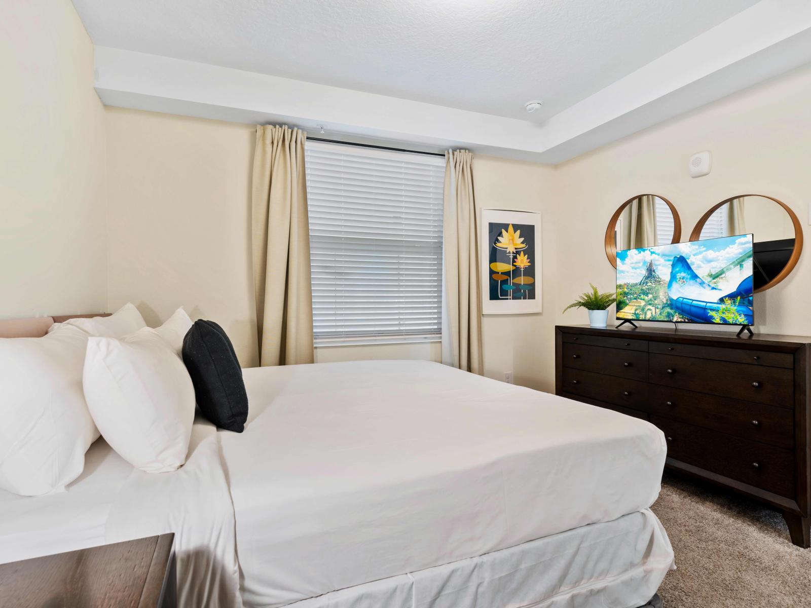 Calming Bedroom of the Condo in Kissimmee Florida - Bedroom with a cozy ambiance, blending comfort and aesthetics - Smart TV and Netflix - Modern and stylish decor that complements the space