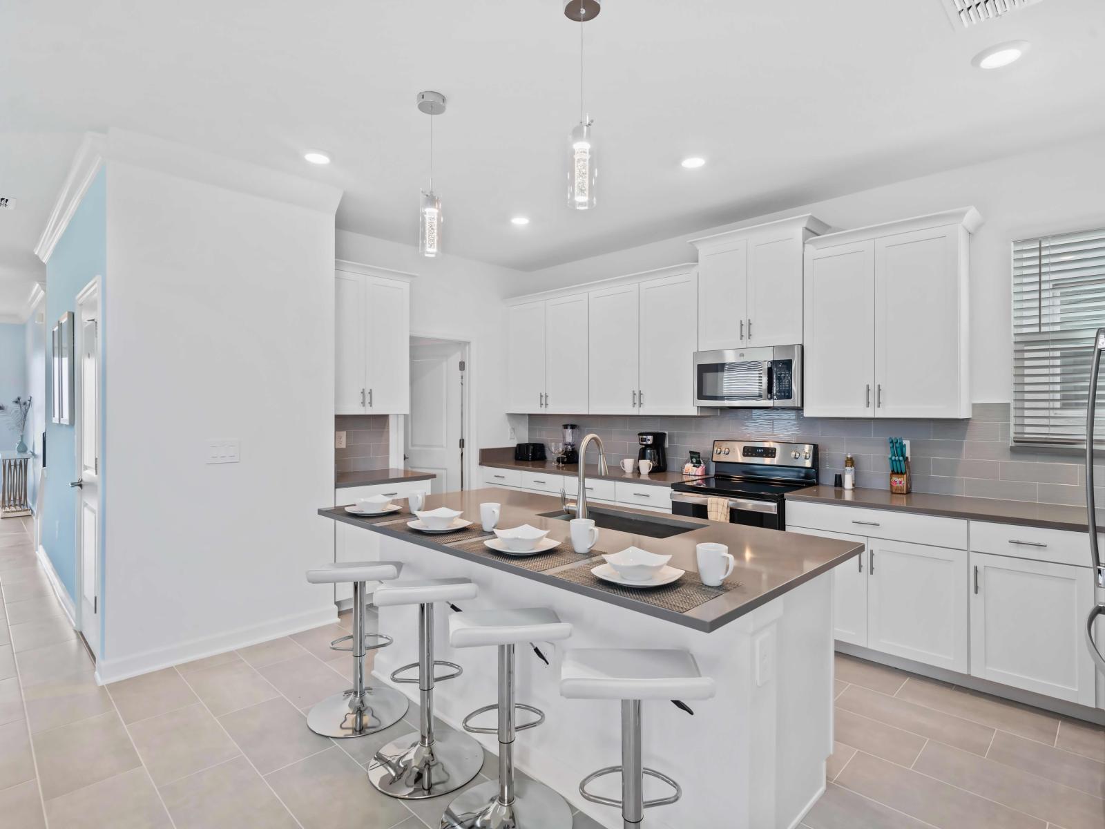 Lavish Kitchen of the Apartment in Kissimmee Florida - Fully equipped kitchen - Modern kitchen with sleek, stainless steel appliances - Integrated appliances for a seamless and stylish appearance