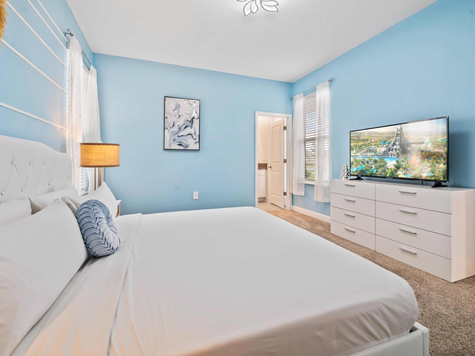 Elegant Bedroom of the Apartment in Kissimmee Florida  - Plush king size bed  - Smart TV and Netflix - Spacious bedroom offering comfort and style - Private bathroom