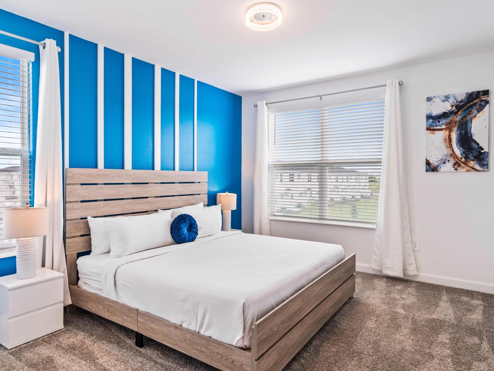 Pleasant Bedroom of the Apartment in Kissimmee Florida - A queen size bed - Bedroom with a cozy ambiance, blending comfort and aesthetics - Smart TV and Netflix