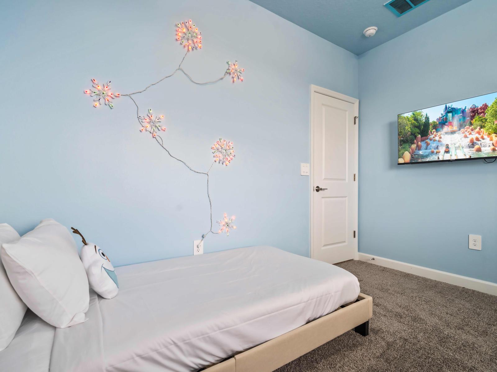 Fanciful Bedroom of the Apartment in Kissimmee Florida - Cozy retreat with a plush bed, perfect for relaxation - Smart TV and Netflix - Luxurious bedding for a restful night's sleep