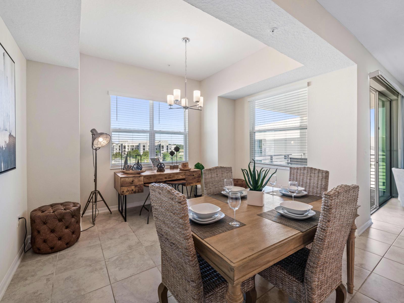 Elite Dinning area of the condo in Kissimmee - Stunning 4 Persons Dinning - Beautifully decored with large Aesthetic wall paintings - Spacious Tiled floor - Two side windows with great outside views - Majestic Chandelier