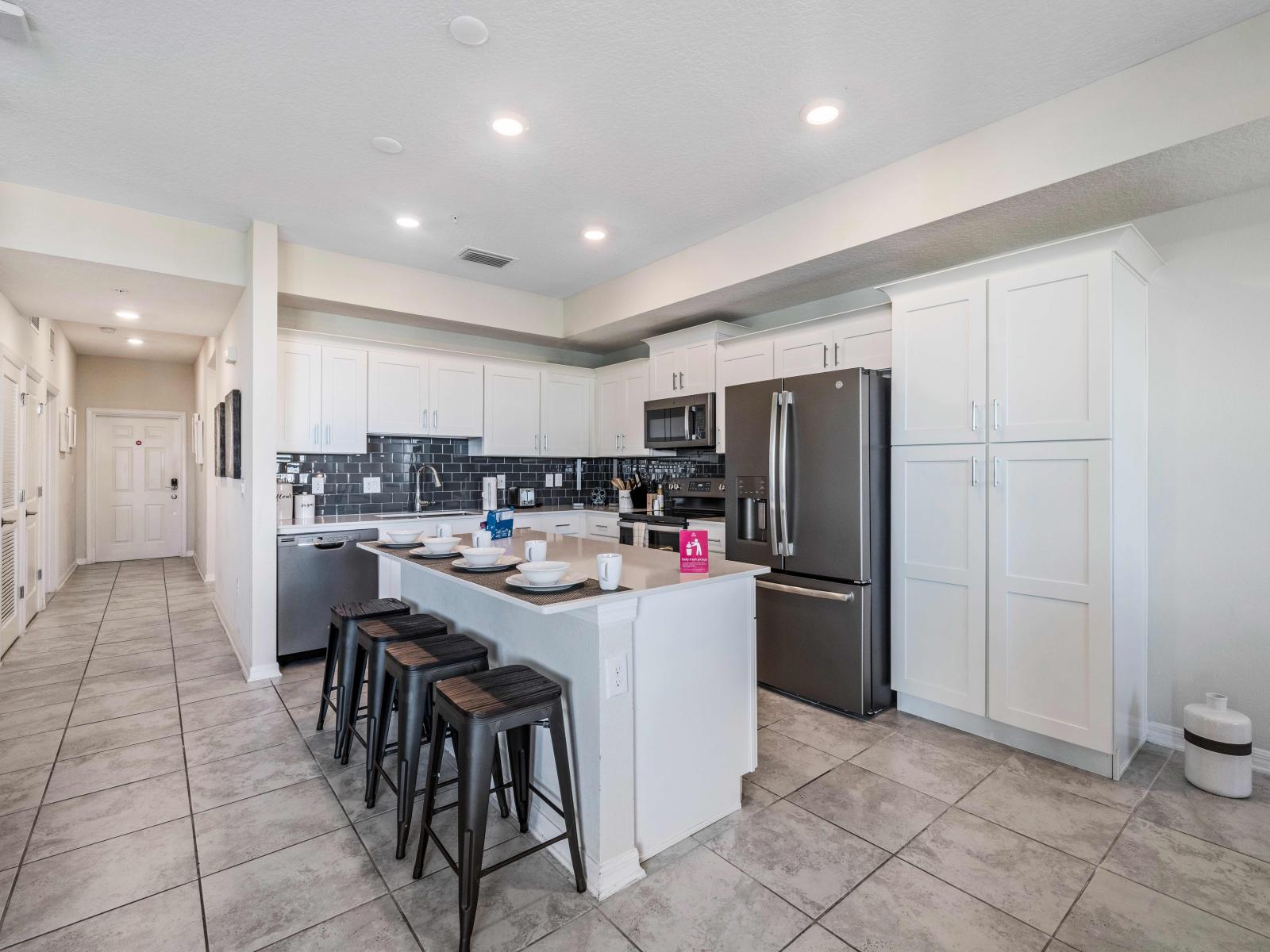 Fully Equipped Kitchen of the condo in Kissimmee - Kitchen with modern design and sufficient storage space - Equipped with all kitchen accessories - Availability of high chairs - Elegant space to work according to your ease