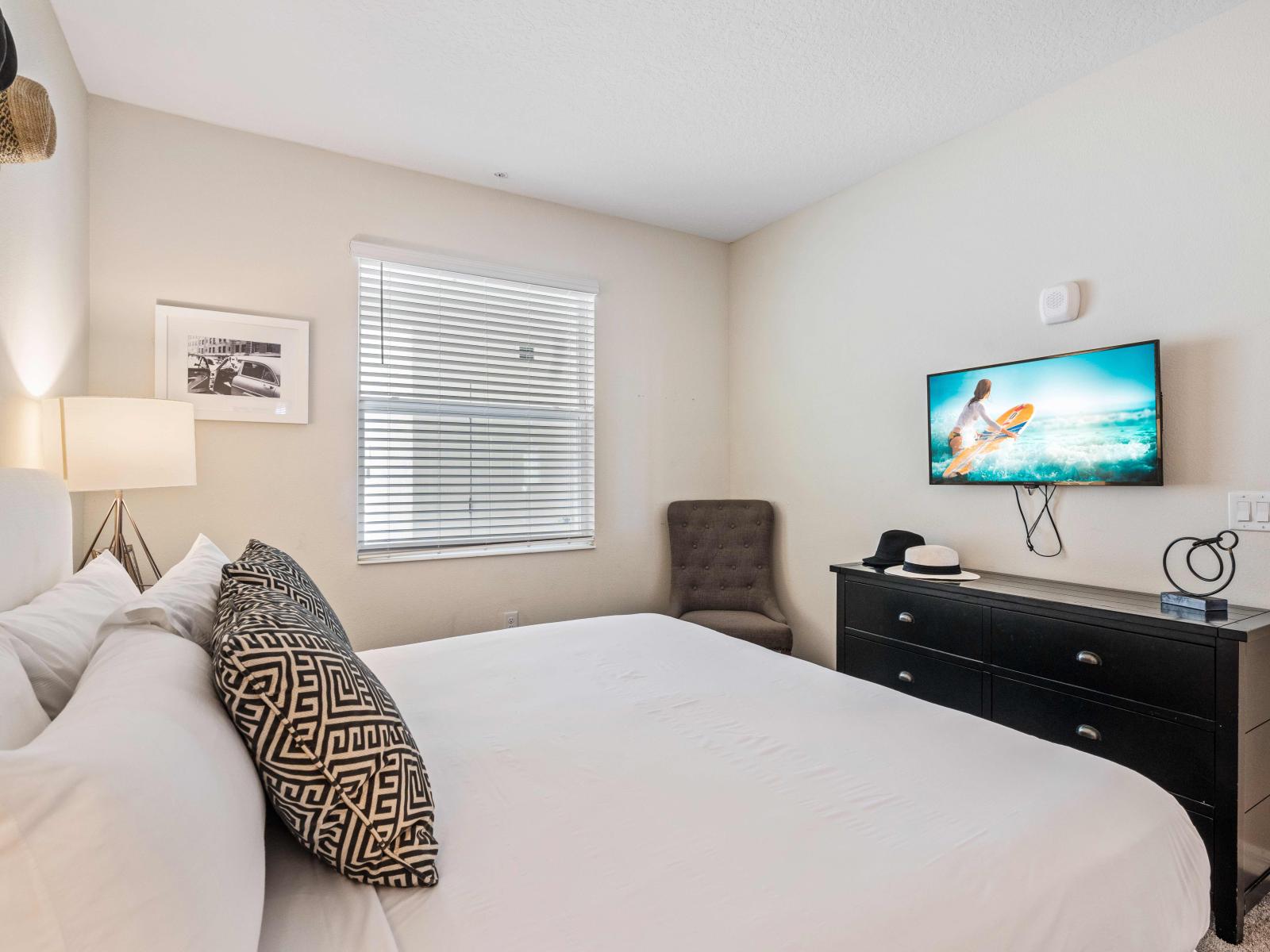 Exclusive Bedroom of the Condo in Kissimmee - Relaxing Double bed with neat and clean linen - Beautifully decored walls - Stunning wardrobe with sufficient storage - Elite table lamps - Availability of Smart Tv and Netflix