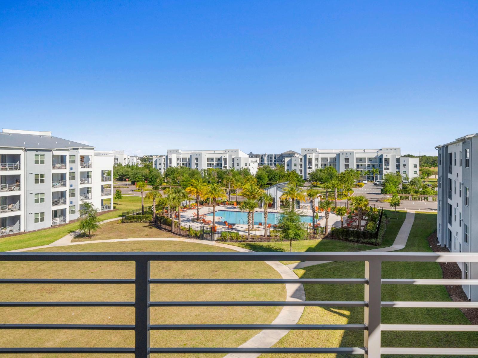 Heart warming Private Balcony of the Condo in Kissimmee - Pool facing stunning balcony  - Enjoy views of the surrounding in refreshing atmosphere - Enjoy the sunshine while sitting in the fresh air at the balcony