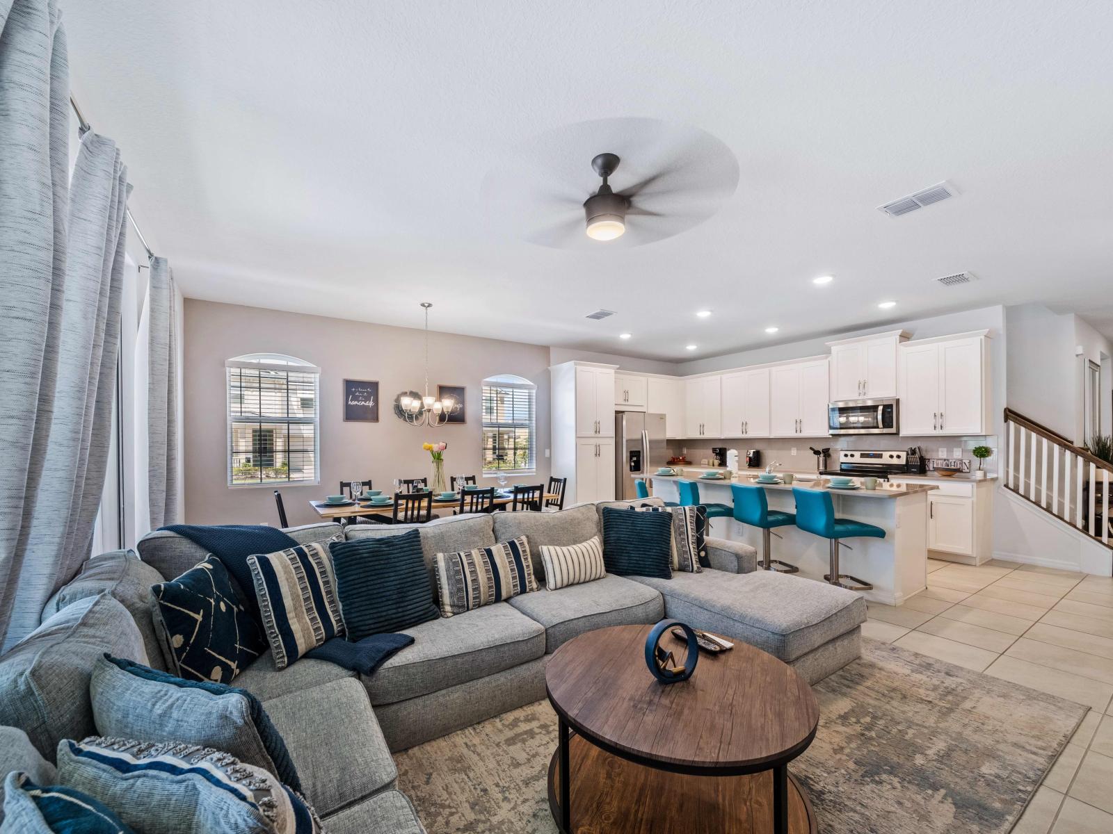 Sink into our stylish living area of the home in Kissimmee - With modern furnishings and cozy Sofas create an inviting space for relaxation. - Experience the warm ambiance of our living area with majestic decor - Tv and Netflix available