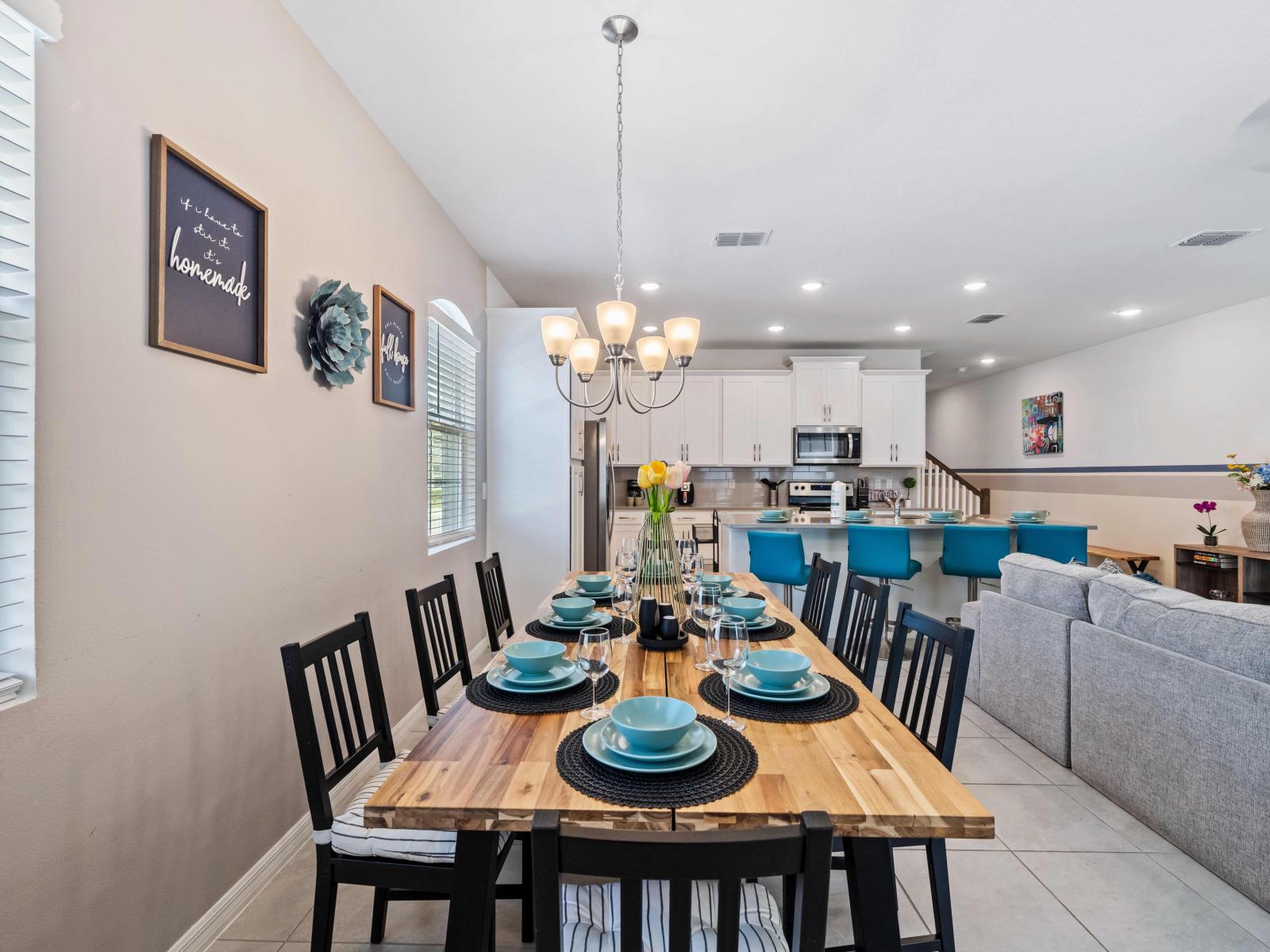 Glamorous Dining area of the home in Kissimmee - Majestic chandelier over the 8 persons dinning table - Stunningly organized space to enjoy your meals - Lavishly decored area with elegant lighting -  Bright windows offering beautiful views