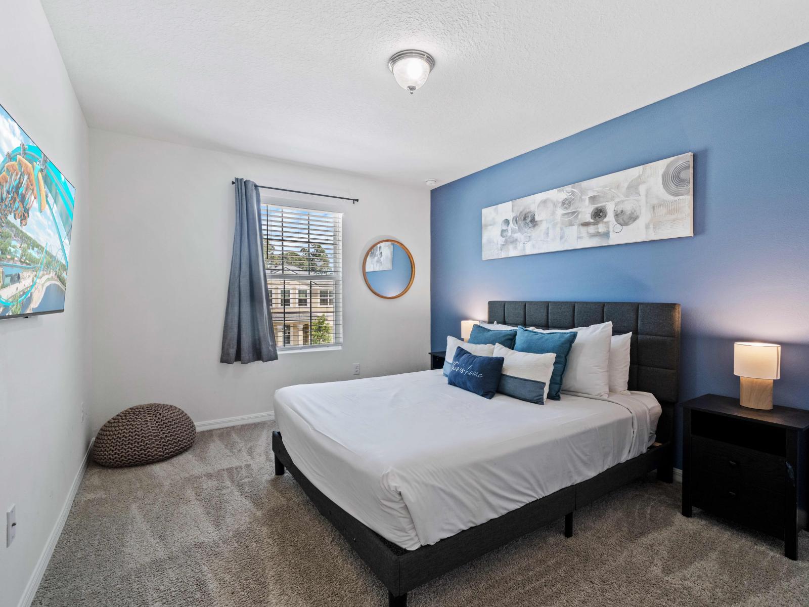 Magnificent bedroom of the home in Kissimmee - Comfortable Bed with neat and clean linen and soft pillows - Stunningly decored bedroom with aesthetic wall painting - Glorious bedside window with outside views - Availability of Tv and Netflix