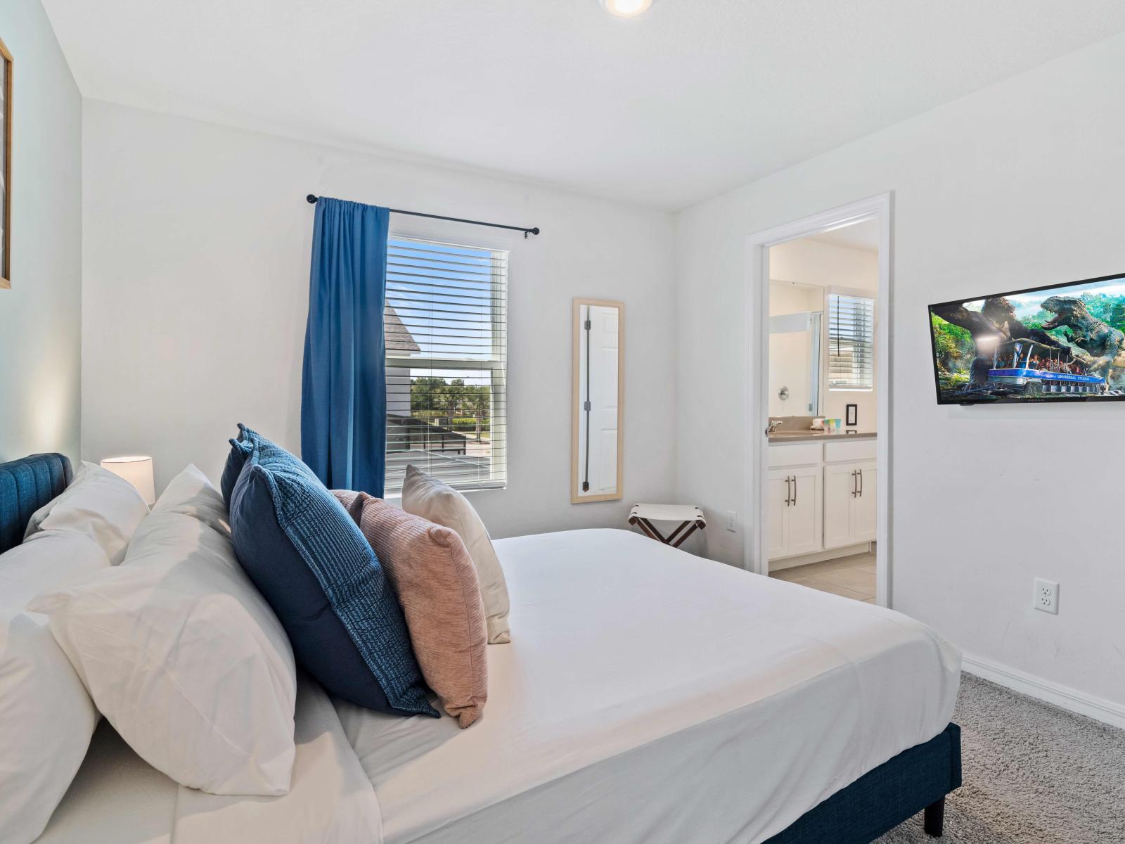 Seek solace in our lavish bedroom of the home in Kissimmee - Perfect Cozy bed for relaxation with soft pillows after adventurous days. - Luxurious EnSite attached bathroom -  Availability of Tv and Netflix - Stunningly carpeted floor