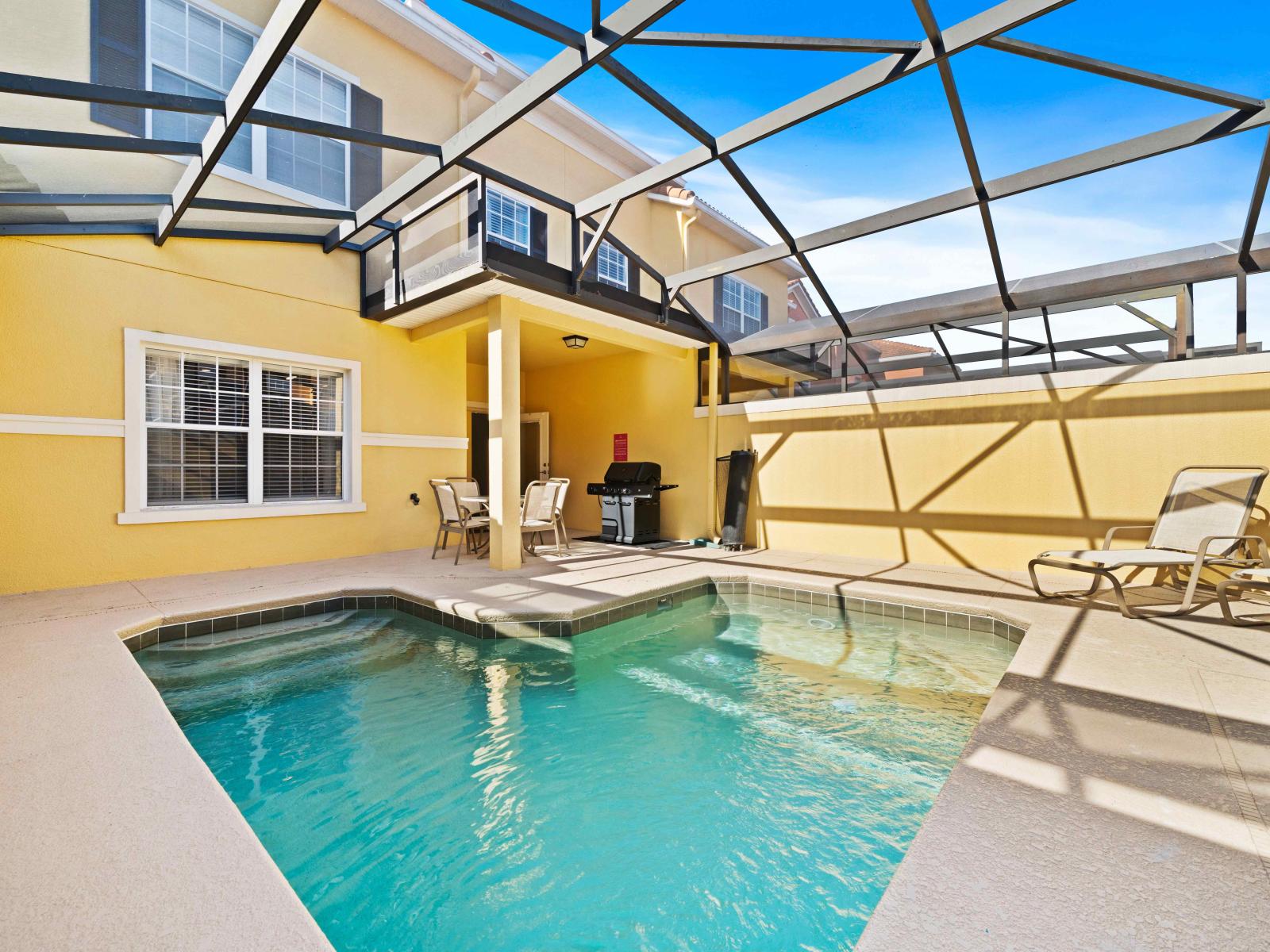 Stunning Private Pool of the Townhouse in Kissimmee Florida - Crystal-clear waters inviting you to take a refreshing dip - BBQ Grill - Outdoor dining for refreshing meals