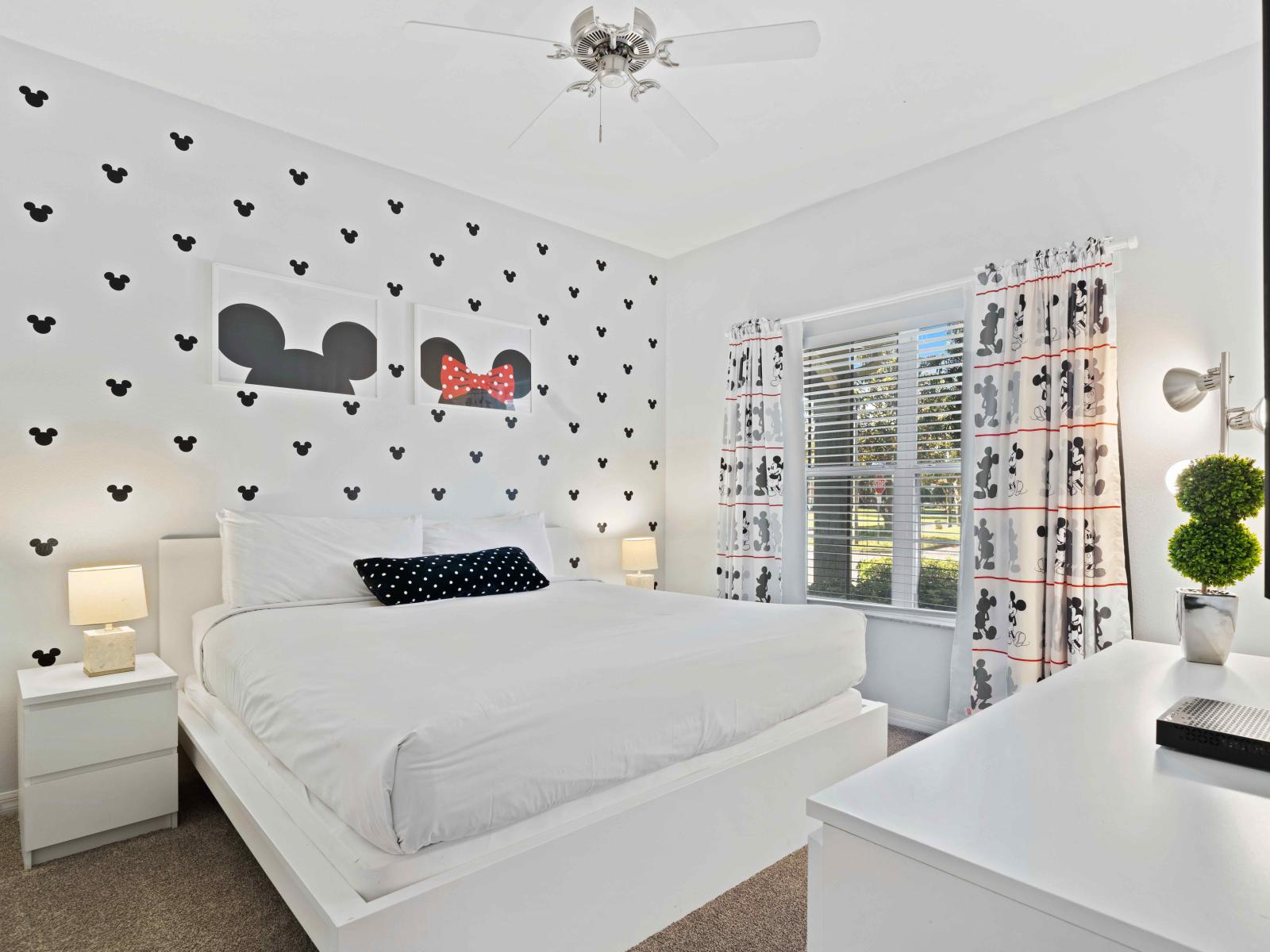 Mickey & Minnie Bedroom Themed of the Townhouse in Kissimmee Florida - Comfy Double bed - Smart TV and Netflix - Bright and airy bedroom with large windows for natural illumination