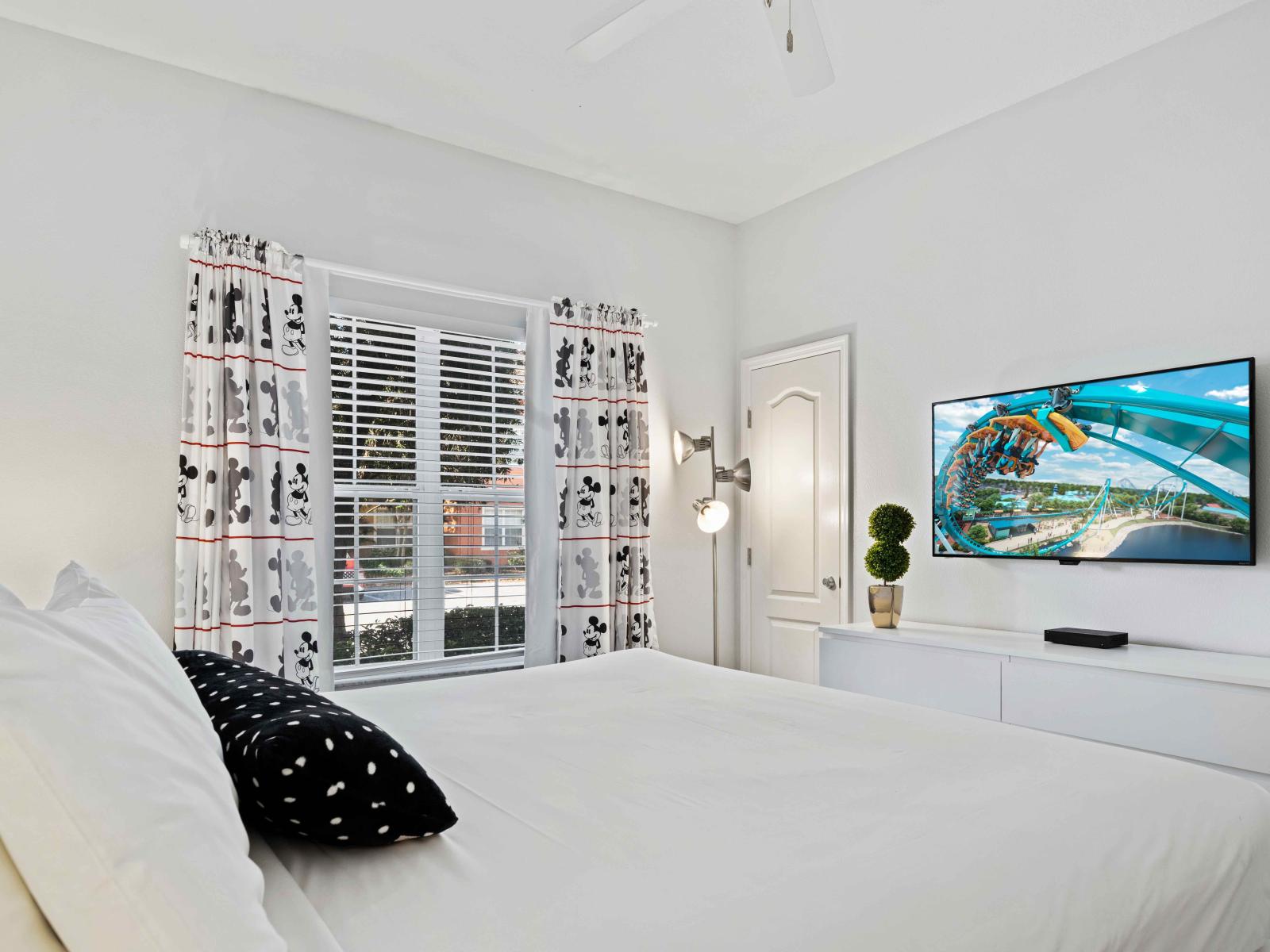 Comfy Bedroom of the Townhouse in Kissimmee Florida - Elegant Mickey & Minnie decor - Bedroom with a cozy ambiance, blending comfort and aesthetics - Smart TV and Netflix