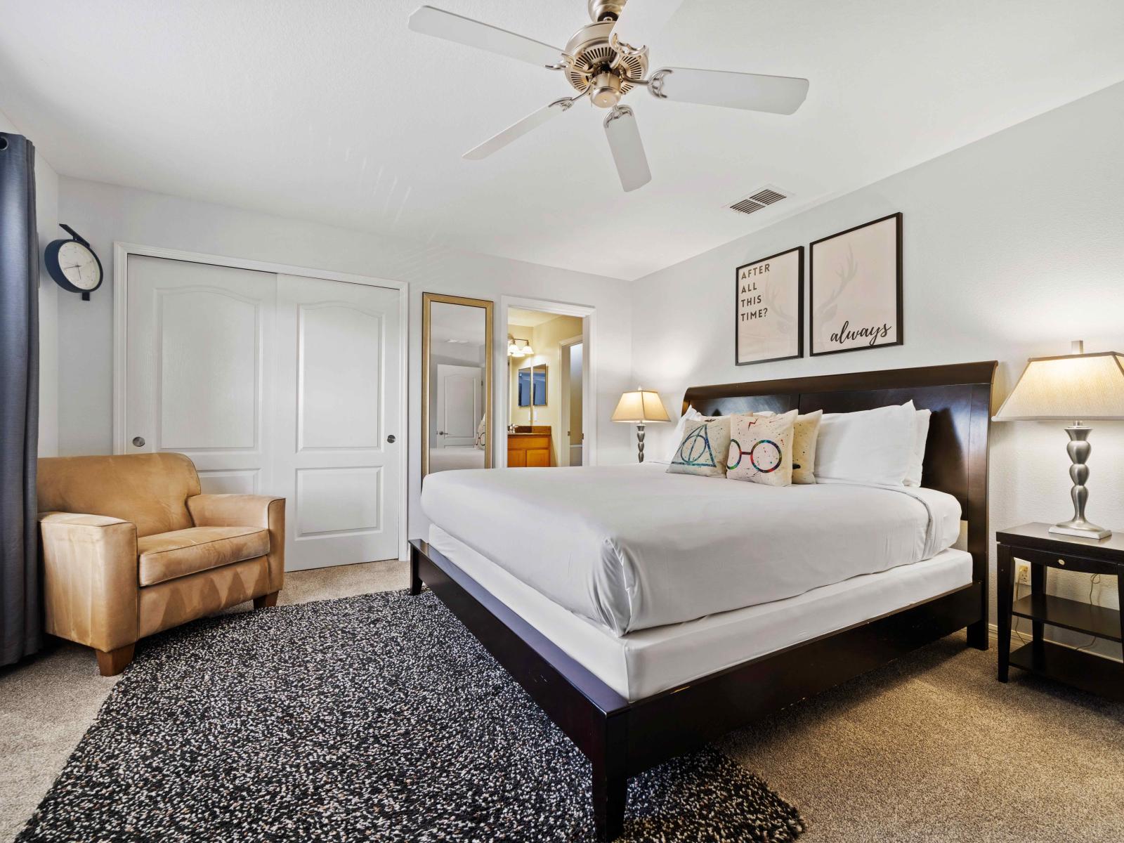 Swish Bedroom of the Townhouse in Kissimmee Florida - Cozy Double bed - Attached bathroom for privacy and convenience - High-quality linens and fabrics for a sumptuous feel