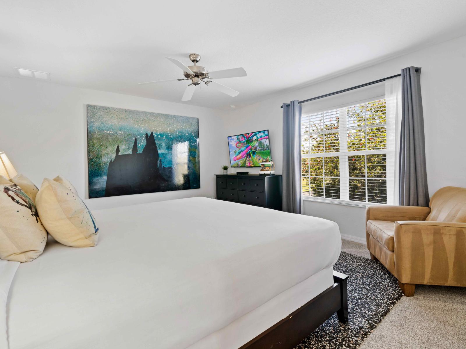 Luxe Bedroom of the Townhouse in Kissimmee Florida - Smart TV and Netflix - Intimate space with a touch of sophistication - Modern and stylish decor that complements the space