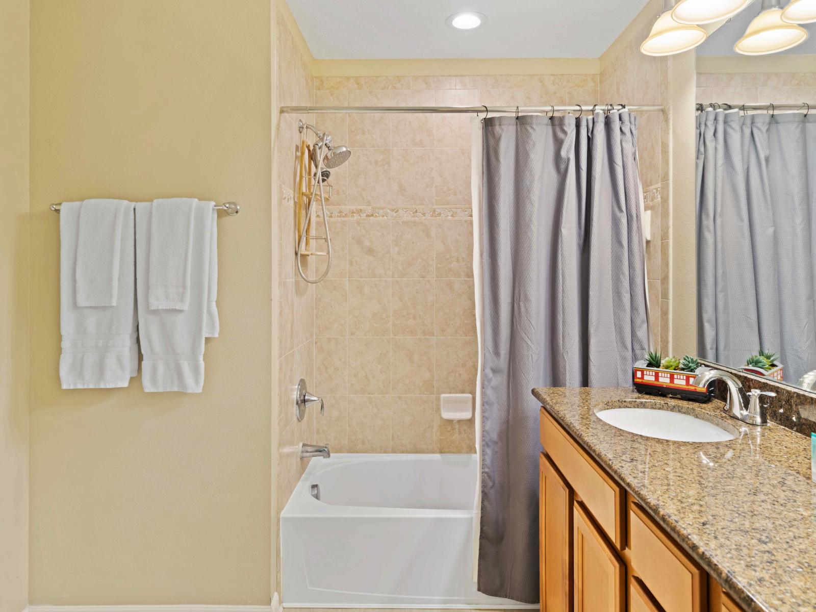 Ornate Bathroom of the of the Townhouse in Kissimmee Florida - Elegant bathroom with luxurious fixtures and finishes - Chic design featuring a sleek vanity and upscale lighting - Contemporary fixtures for a touch of indulgence