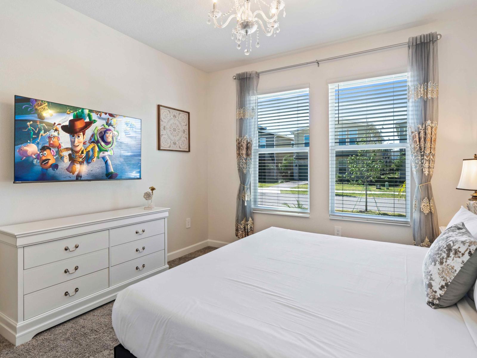 Marvelous Bedroom of the home in Davenport - Comfy king size bed - Large windows with outside views - Tv and Netflix available - Elegant Chandelier and table lamps