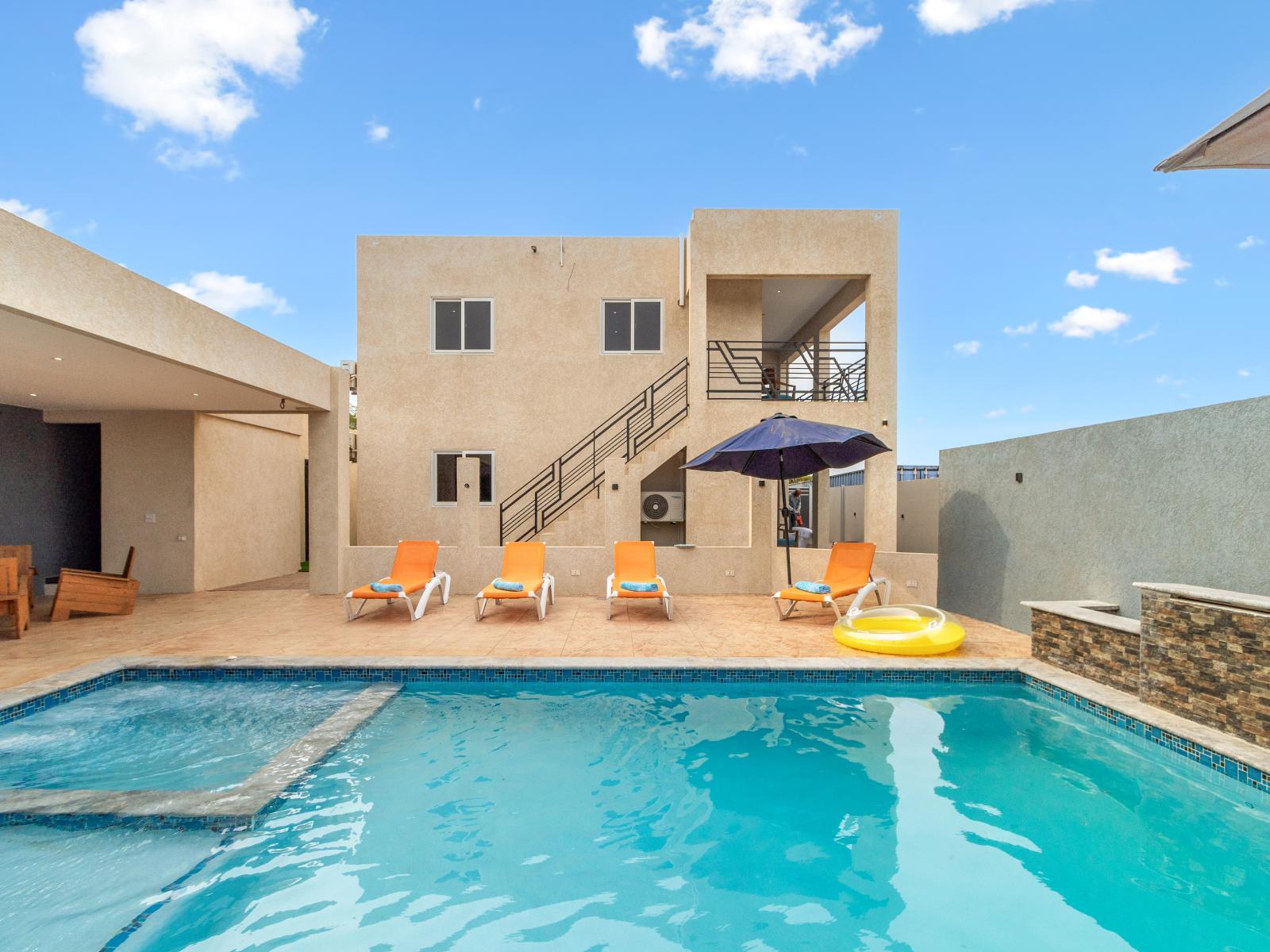 Stunning shared pool area of the apartment in Oranjestad Aruba - Enjoy a memorable day at the pool with loved ones - Sparkling waters beckoning you to take a leisurely swim