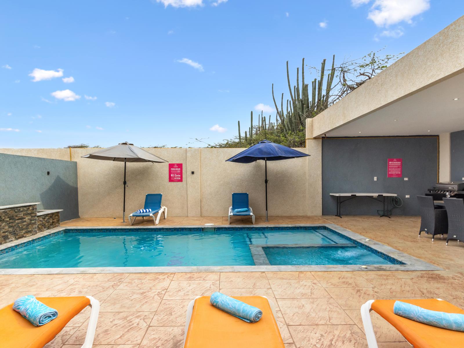 Shared pool area of the apartment in Oranjestad Aruba - A peaceful atmosphere where you can forget your worries and enjoy the moment - Soak up the sun by the pool