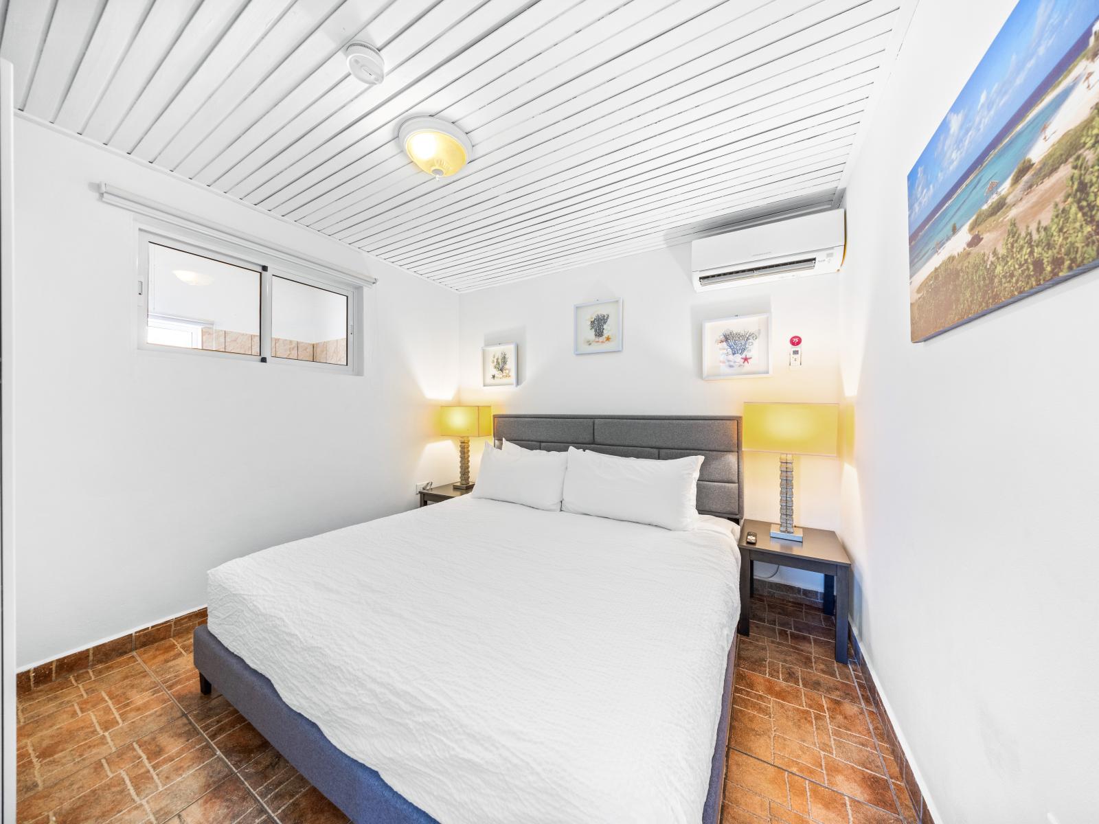 - Cozy bedroom with a king-size bed, perfect for a restful sleep - Bright and airy, with soft lighting that creates a warm and inviting atmosphere - Decorated with charming artwork and equipped with flat-screen TV and air conditioning for comfort