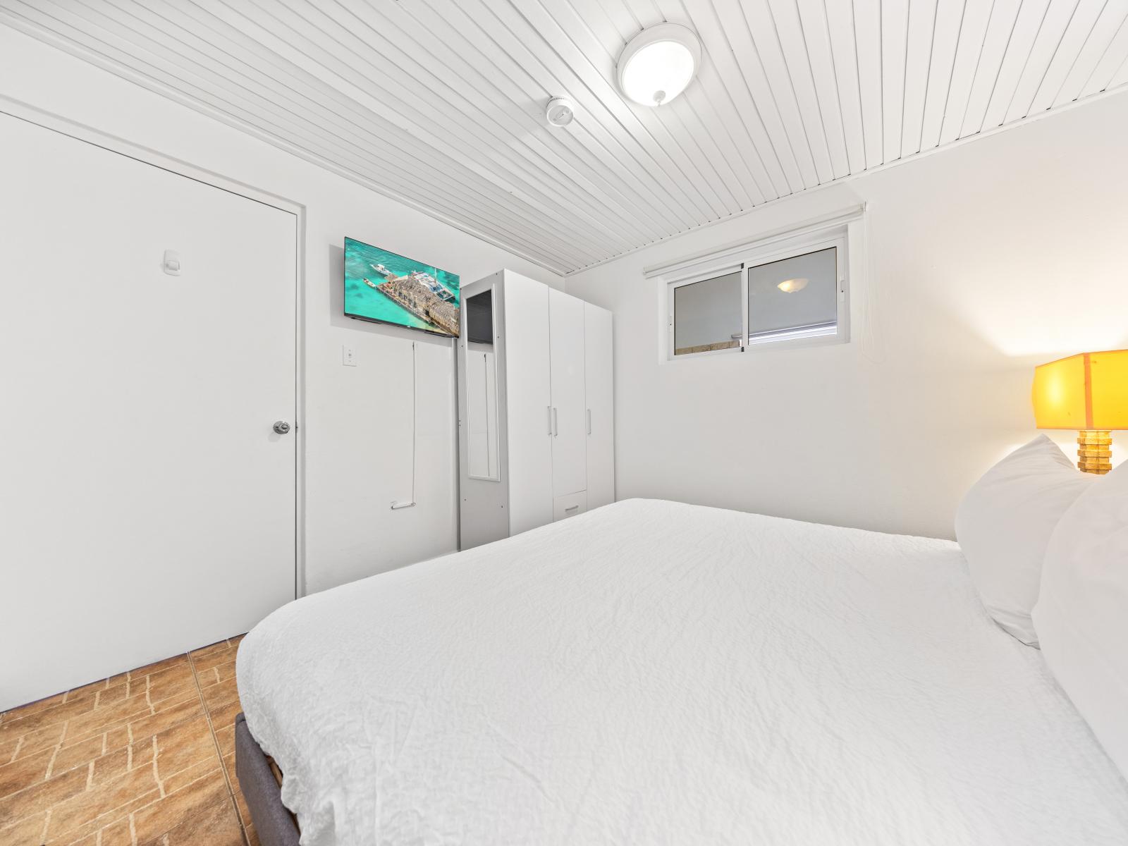 - Relax in this cozy bedroom with a flat-screen TV, perfect for unwinding after a day of adventures - The king-size bed ensures a restful night sleep in a bright and airy room - Modern decor and plenty of storage space complete the tranquil setting