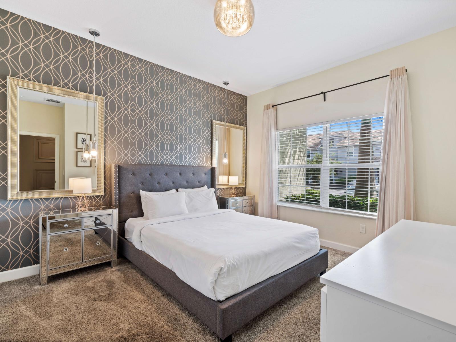 Deluxe bedroom of the townhouse in Kissimmee Florida - Features a queen size bed - Strategic use of mirrors to enhance the perception of space - Smart TV and Netflix