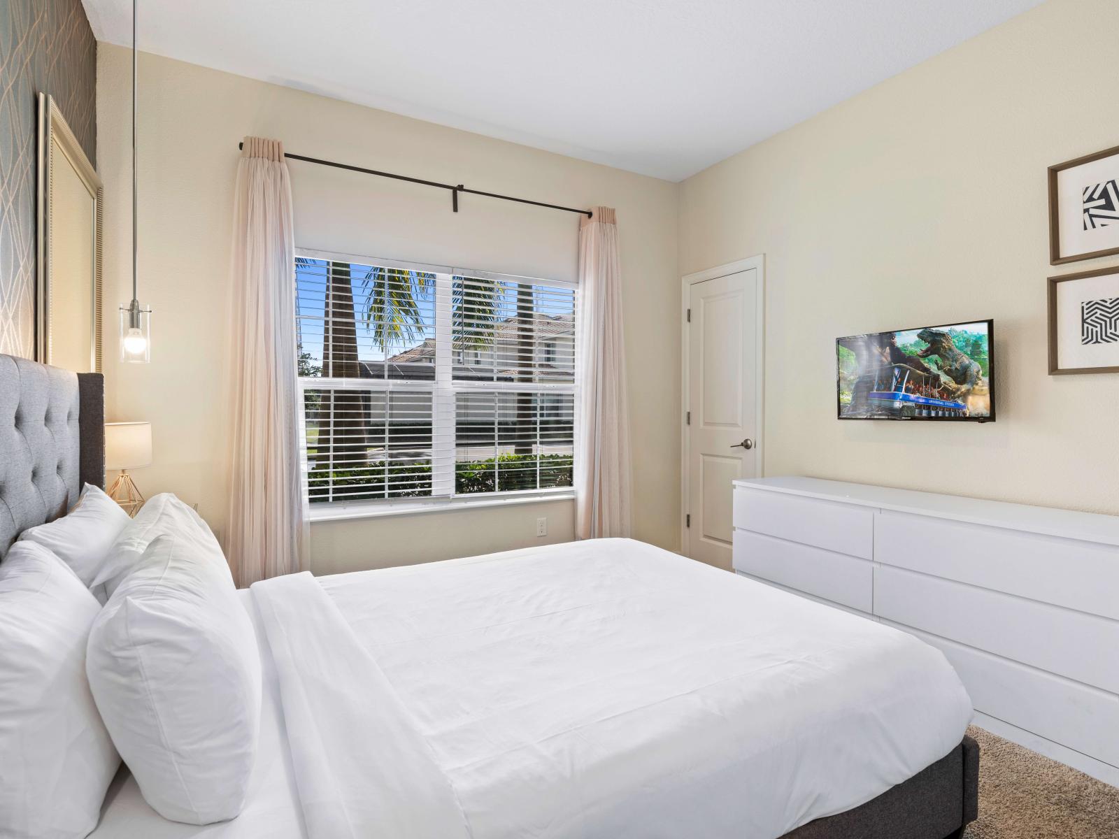 Alluring bedroom of the townhouse in Kissimmee Florida - Offers a queen size bed - Thoughtfully designed bedroom featuring functional and stylish furniture - Smart TV and Netflix