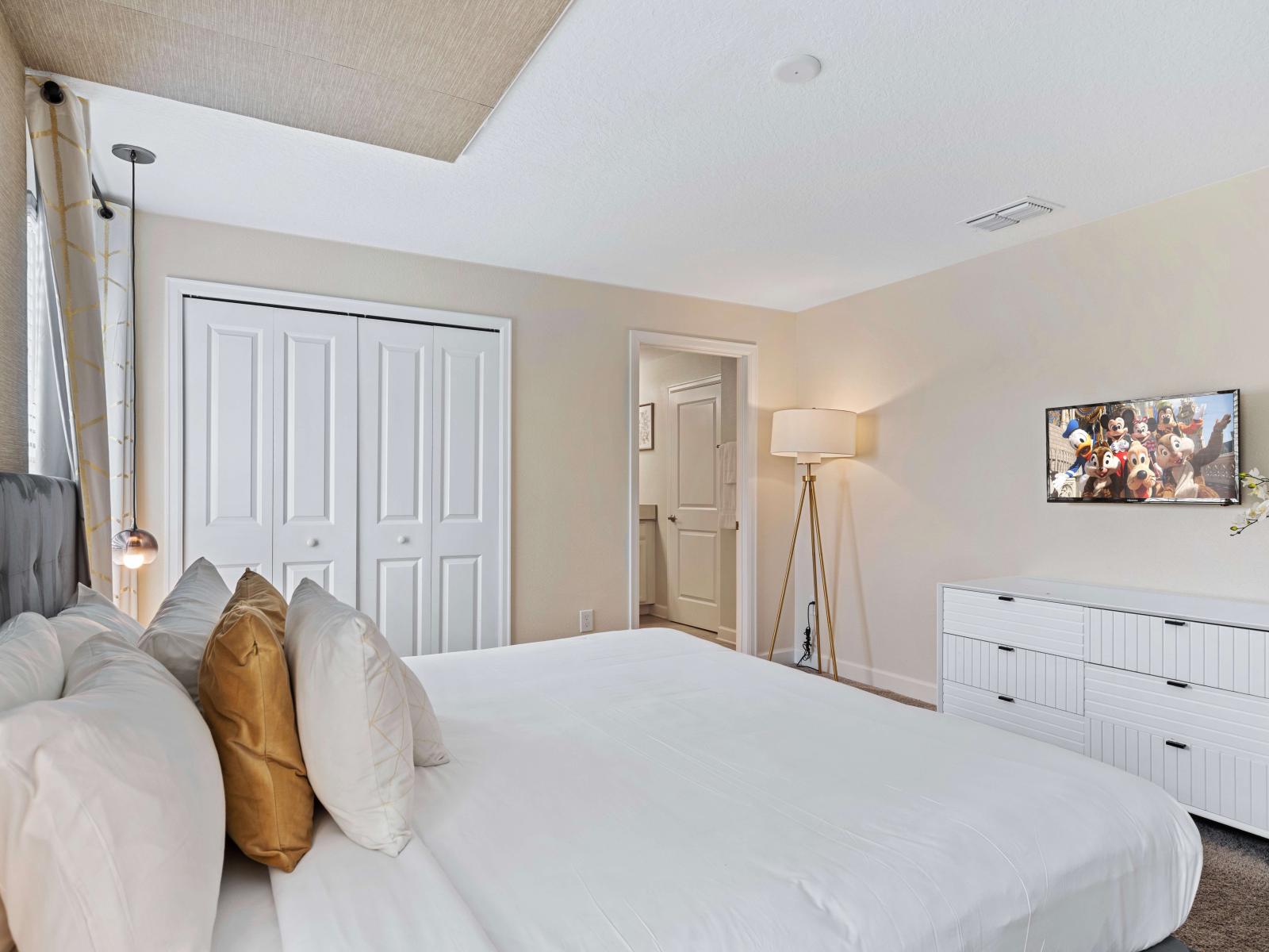 Calming bedroom of the townhouse in Kissimmee Florida - A comfortable king size bed - Entertainment center for movie nights or relaxation - Private bathroom for privacy