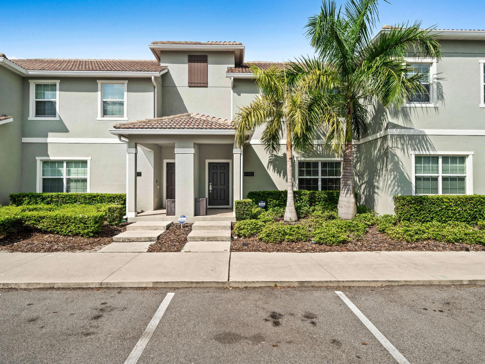 Home exterior of the townhouse in Kissimmee Florida - Feel the warmth of hospitality at our entrance - Inviting you to a cozy and stylish retreat