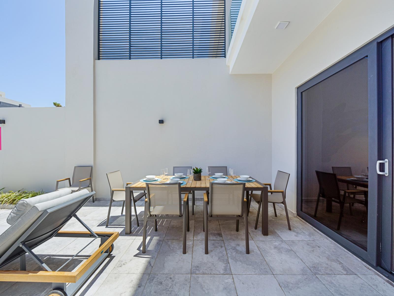 Enjoy meals outside with loved ones with the outdoor dining area of the apartment in Noord Aruba - Dine al fresco in style, where scenic views and fresh air enhance every meal - Perfect for enjoying meals under the sun or stars and pool views