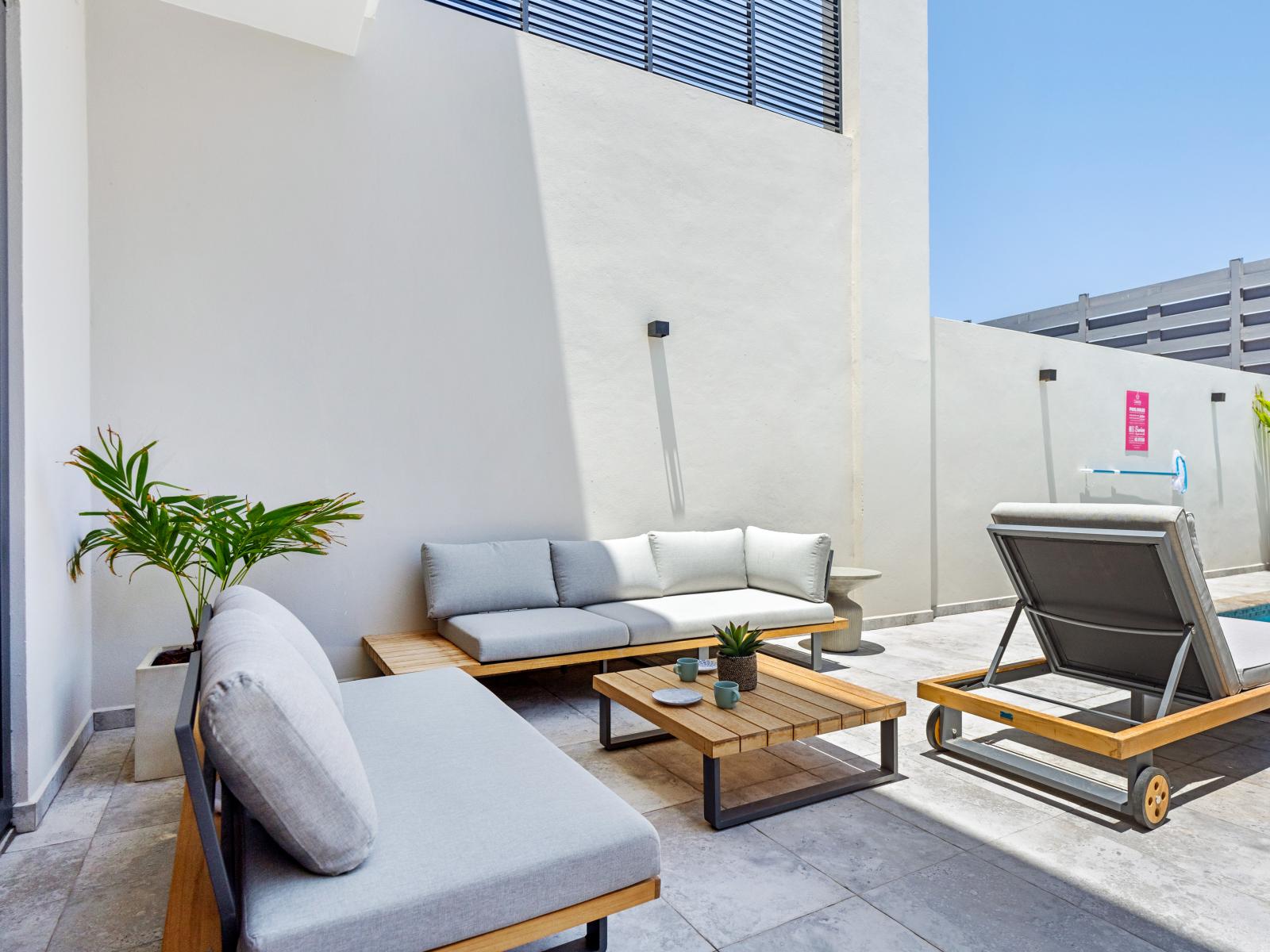 Create lasting memories with loved ones in the outdoor seating of the apartment in Noord Aruba - Perfect place for relaxing and spending quality time with loved ones - Shaded areas with plush and comfortable seating for escaping the midday sun