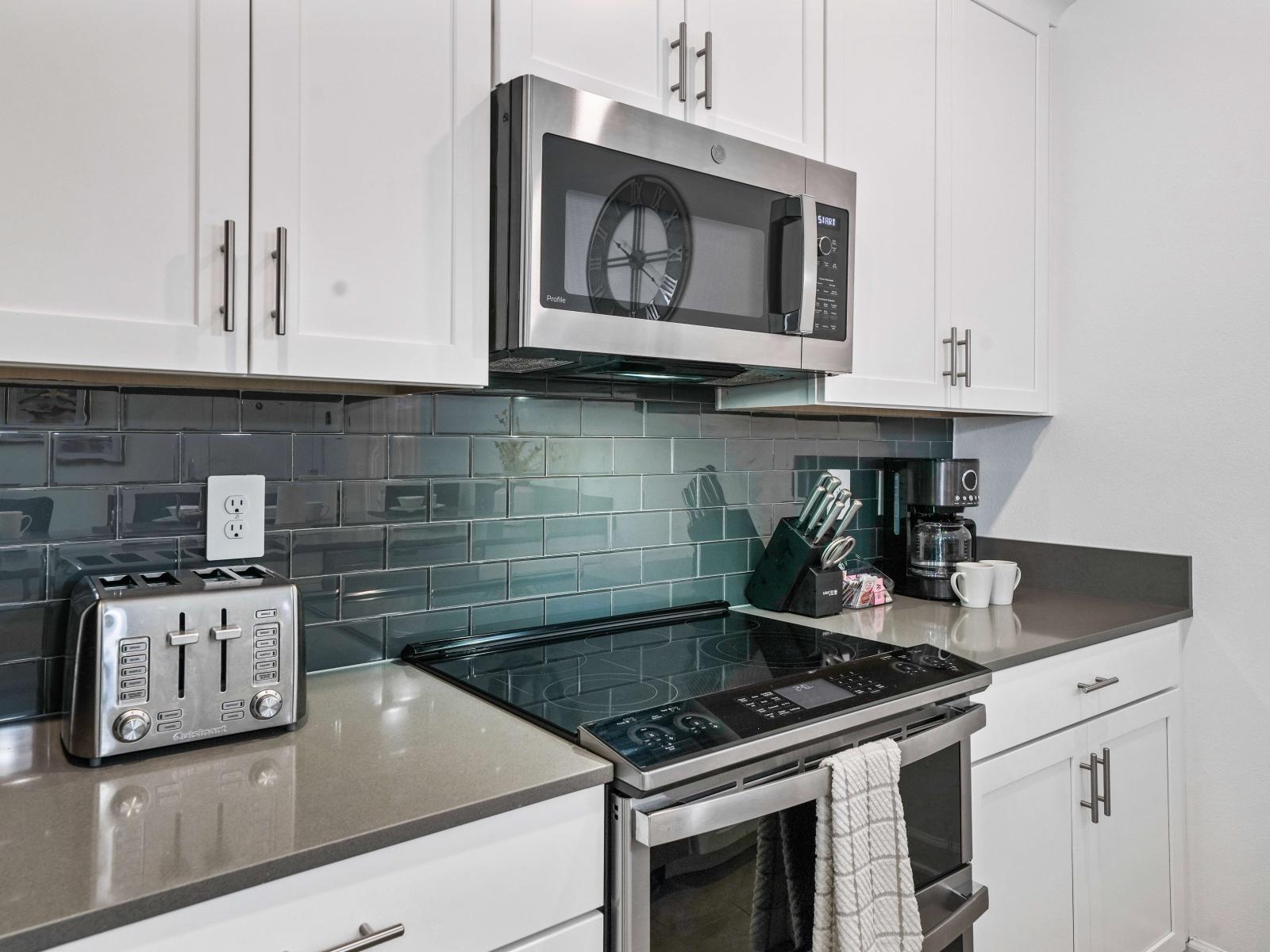 Experience the joy of cooking in a open plan and fully-equipped kitchen of the townhouse in Davenport Florida - Integrated appliances for seamless and stylish appearance ideal for space saving - Thoughtful placement of essentials for easy access