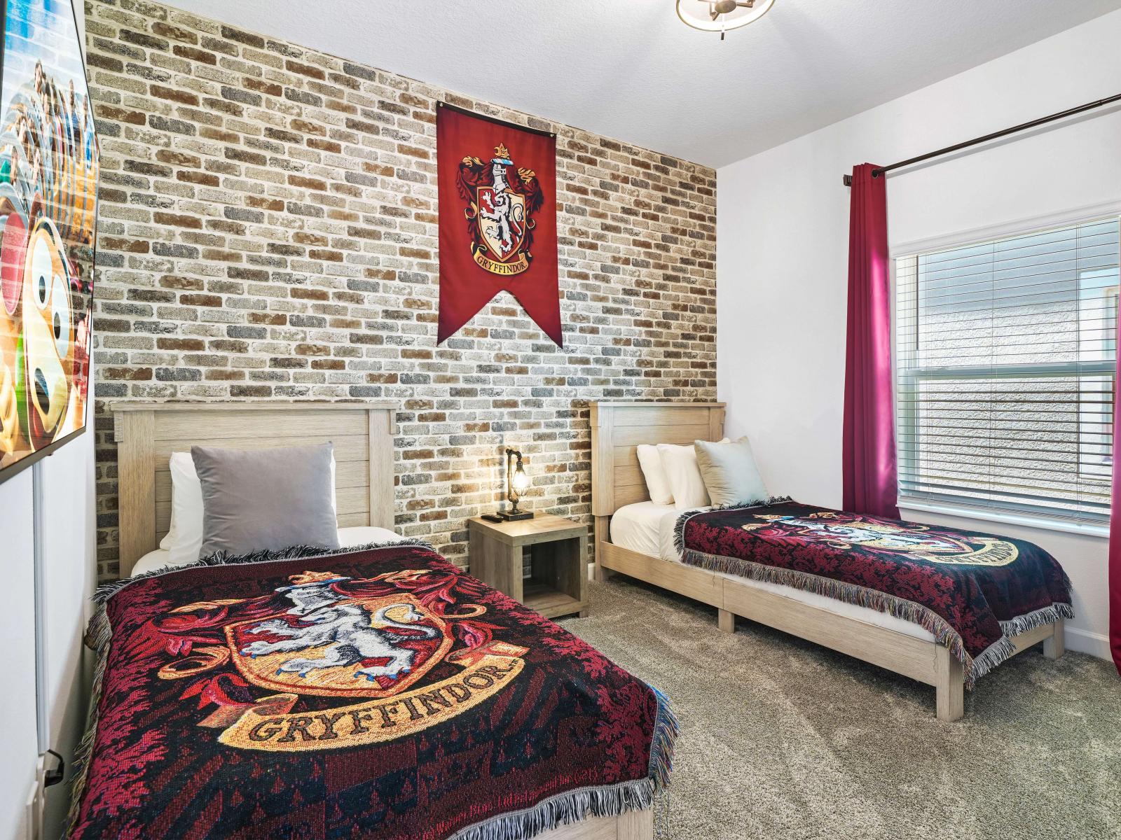 Relax and rejuvenate in our peaceful haven bedroom of the townhouse in Davenport Florida - Features two single single bed s for your comfort and convenience - Clean lines and Harry Potter themed decor for a charming atmosphere