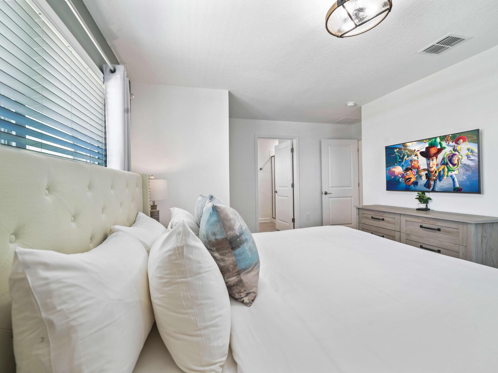 Escape to luxury in stylish and modern bedroom of the townhouse in Davenport Florida - With a king size bed and a private bathroom a haven of tranquility - Entertainment hub with a Smart TV,  a bedroom offering comfort and style