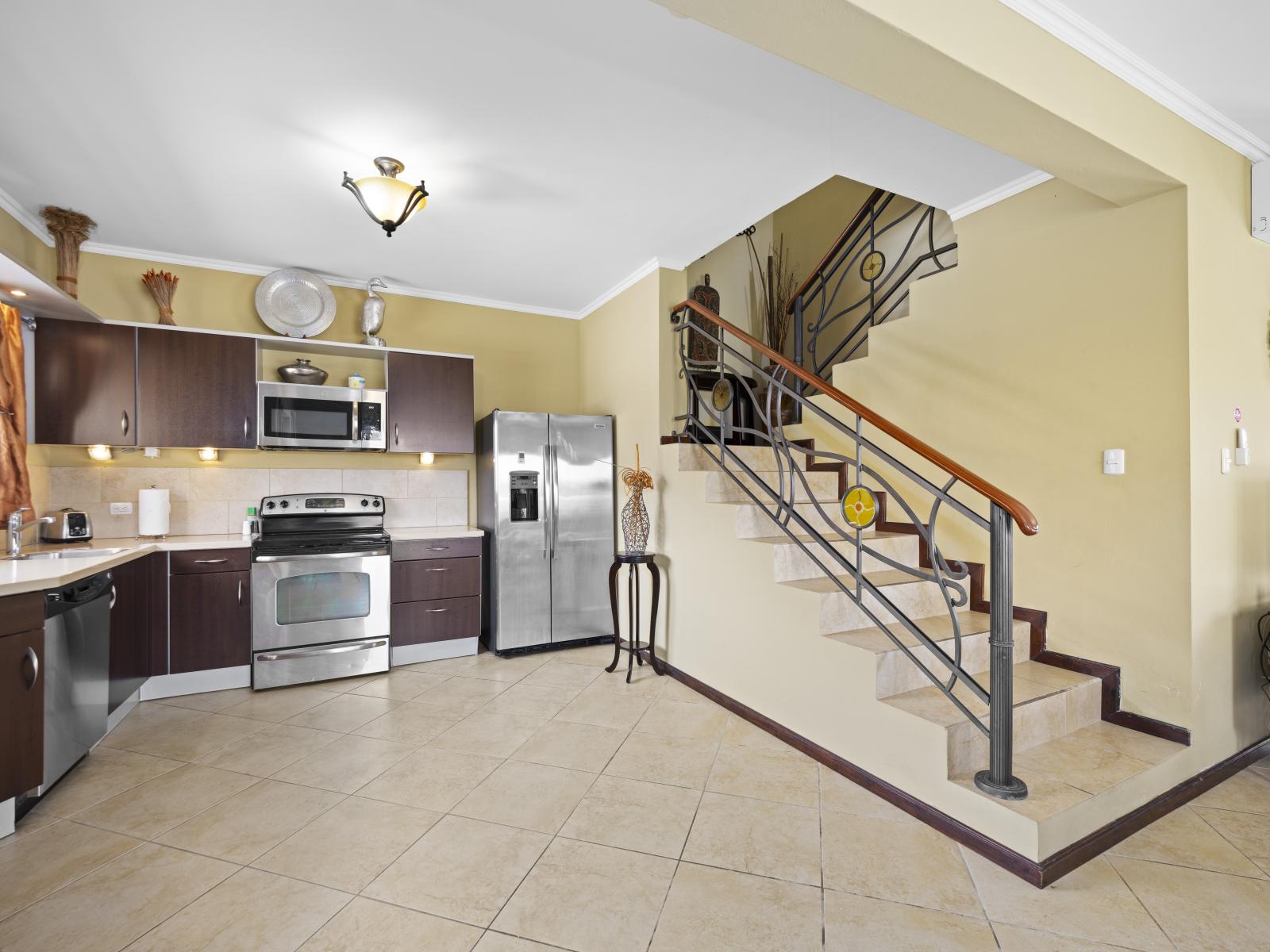 - Experience the harmonious blend of the open kitchen and staircase in our Noord Aruba townhouse - Admire the architectural elegance of the kitchen, illuminated by natural light - Indulge in the convenience of contemporary appliances at your disposal