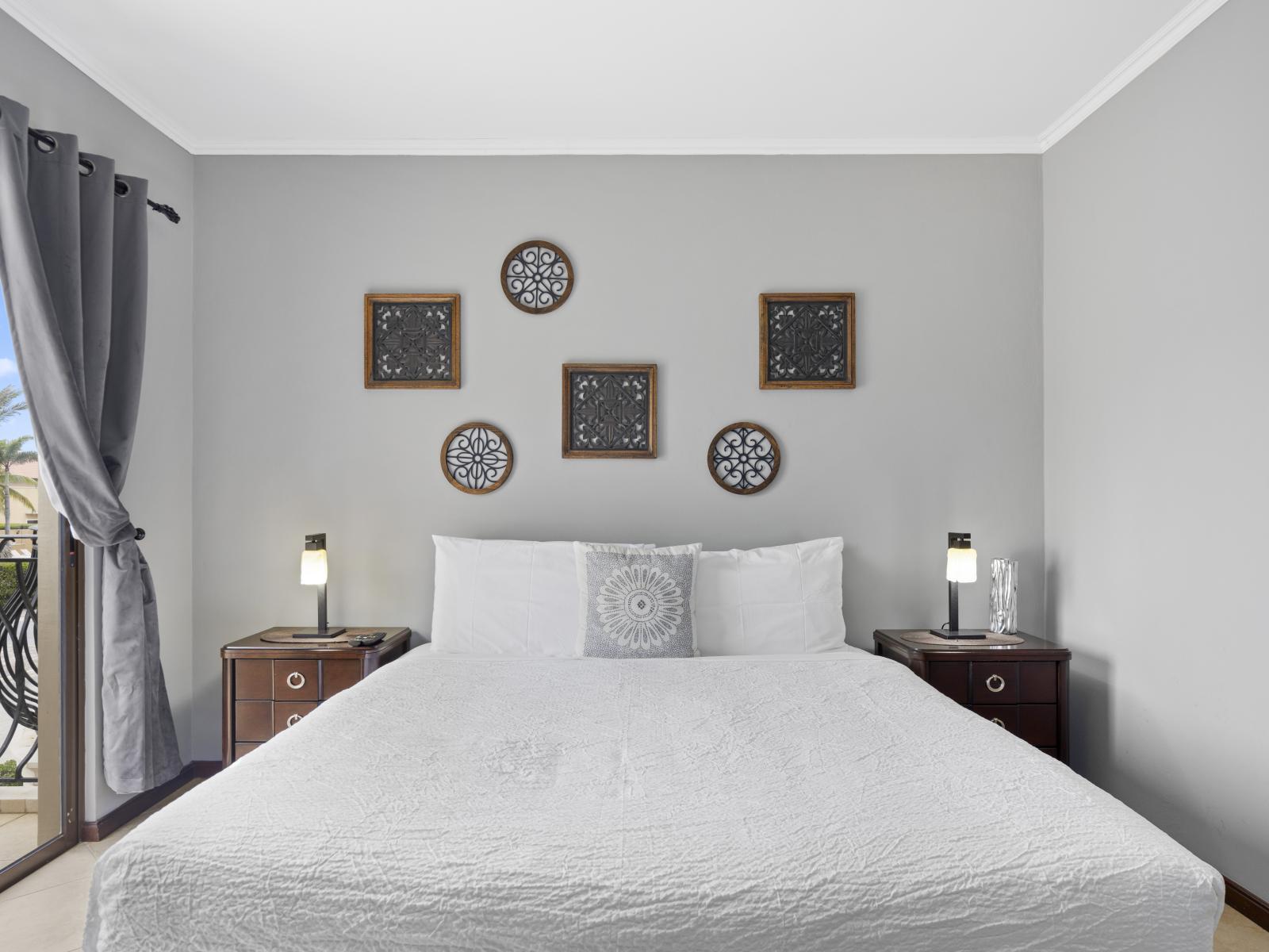 - Experience sophistication in meticulously curated bedroom of the townhouse in Noord Aruba - Features a double bed for restful nights after a day on beach and plenty of storage - Serene escape where you can indulge in ultimate comfort