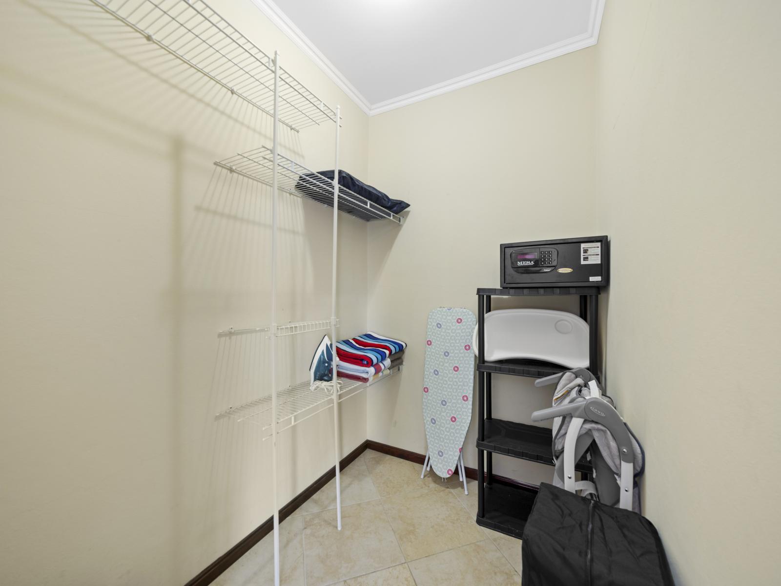 - Enjoy ample space for all your belongings in the walk-in closet of our townhouse in Noord Aruba. - Keep your belongings well-organized in our well-designed walk-in closet. - Maximize your storage space with our spacious and organized walk-in closet