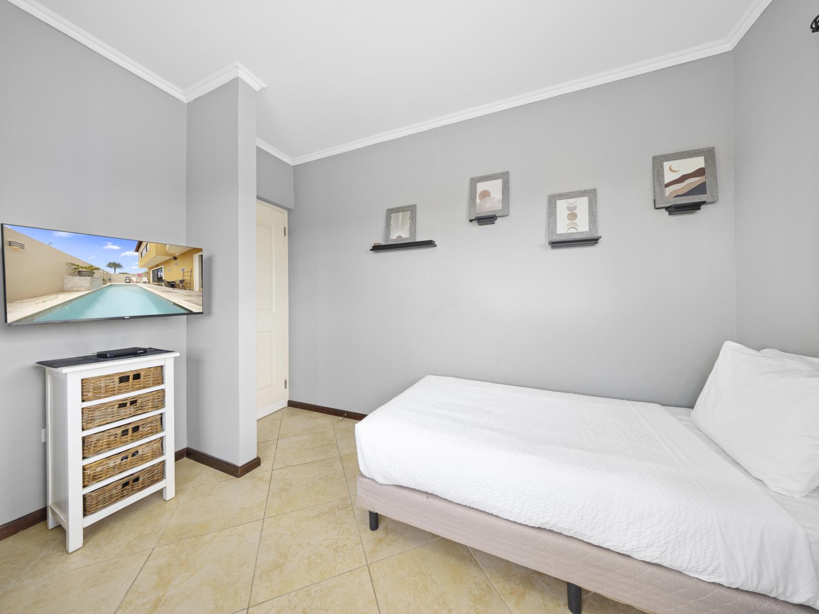 - Unwind in the serene bedroom of our townhouse in Noord, Aruba - Featuring a comfy bed with neat and clean linen and soft pillows - Enjoy your favorite movies on the smart TV