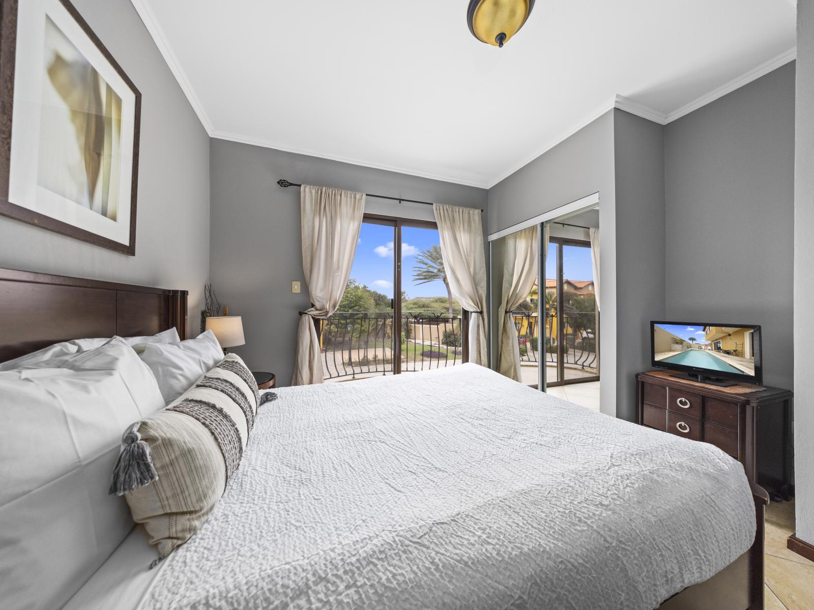 - Retreat to the tranquil bedroom of our townhouse in Noord, Aruba - Featuring a Well-appointed private balcony for your relaxation. - Availability of smart TV and Netflix - Completed with a double bed with neat and clean linen